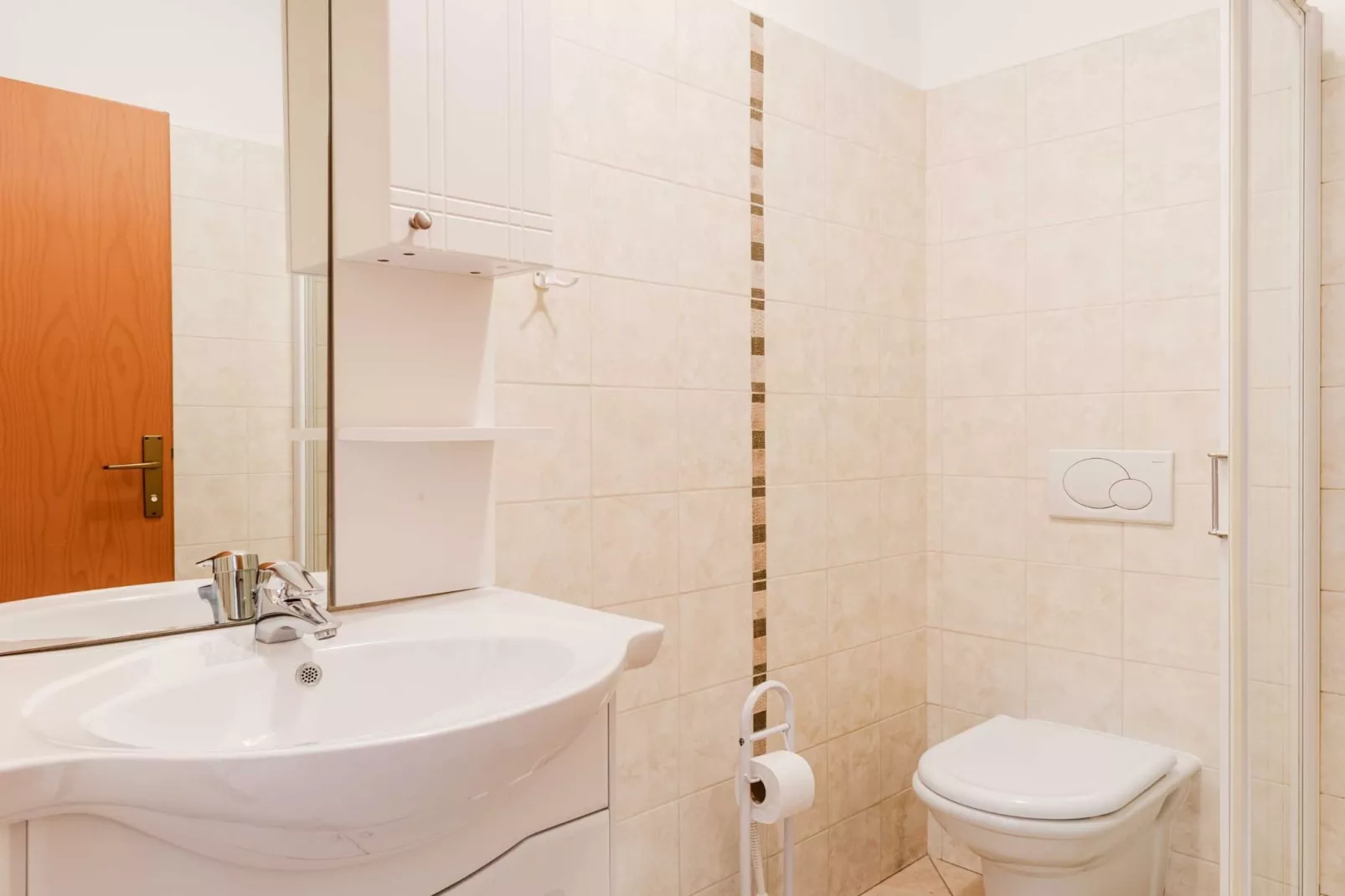 Log pod Mangartom Amazing Apartment with Balcony - One Bedroom Apartment with Balcony-Badkamer