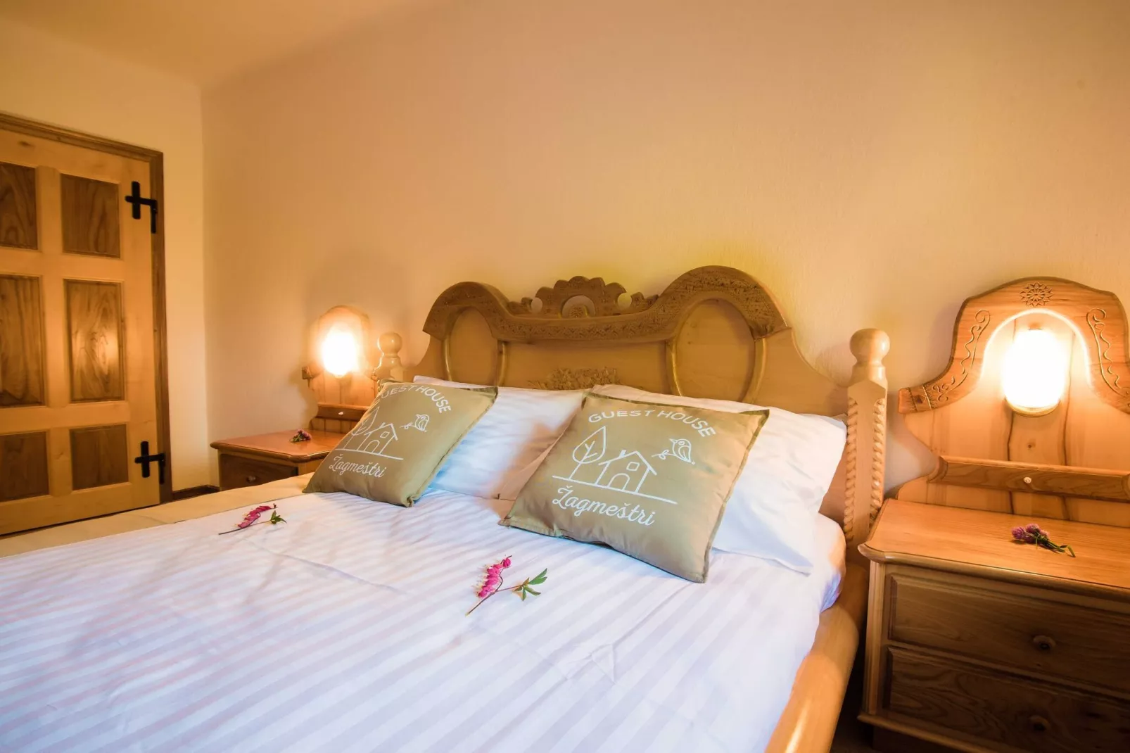 Rustic Authentic Holiday Home with Terrace and Wood Stove - Three Bedroom Holiday Home with Terrace-Slaapkamer