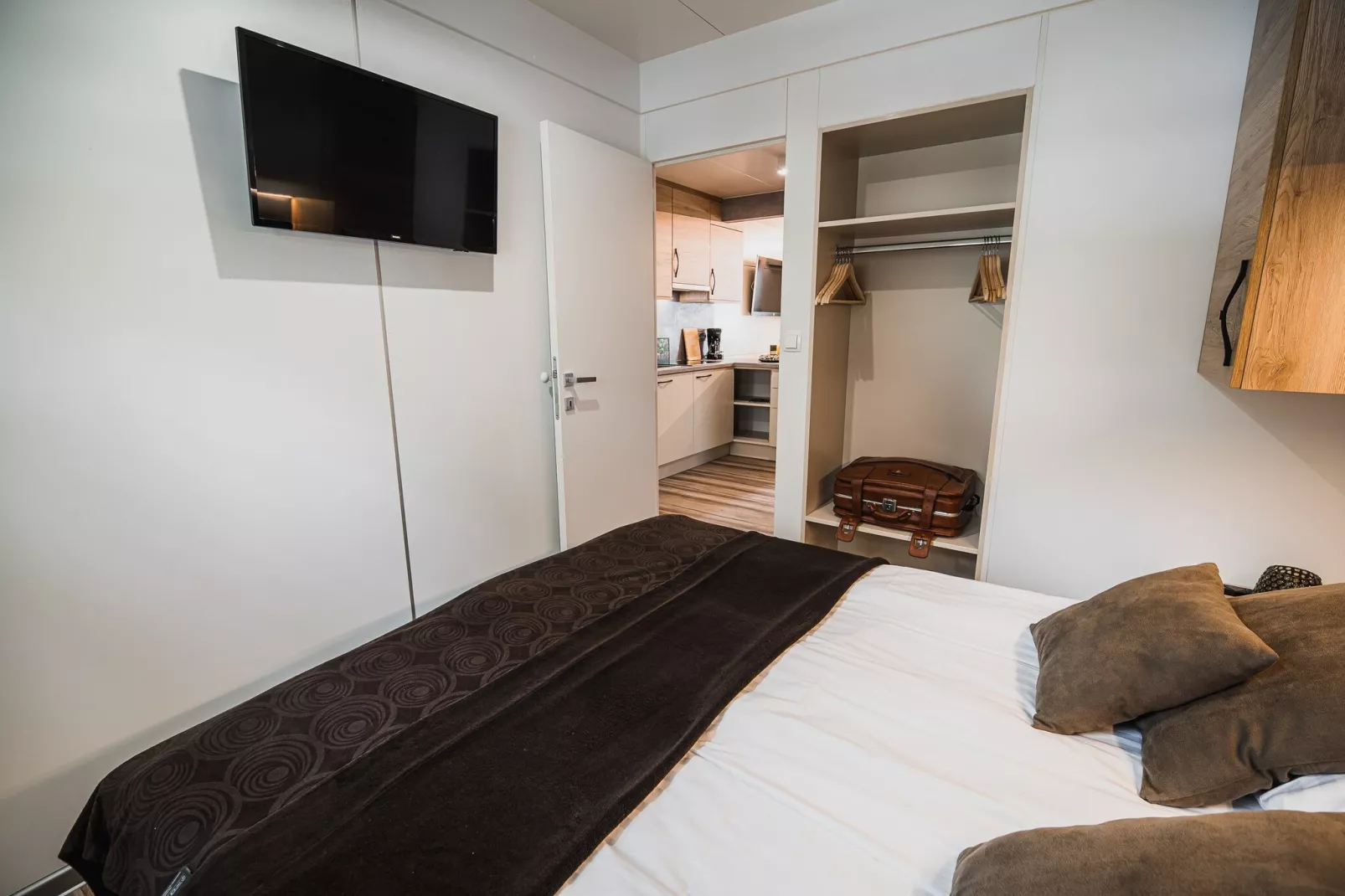Lake Serenity Premium Mobile Homes with Thermal Riviera Tickets - Three Bedroom Mobile Home 15\/029 - Slaapkamer