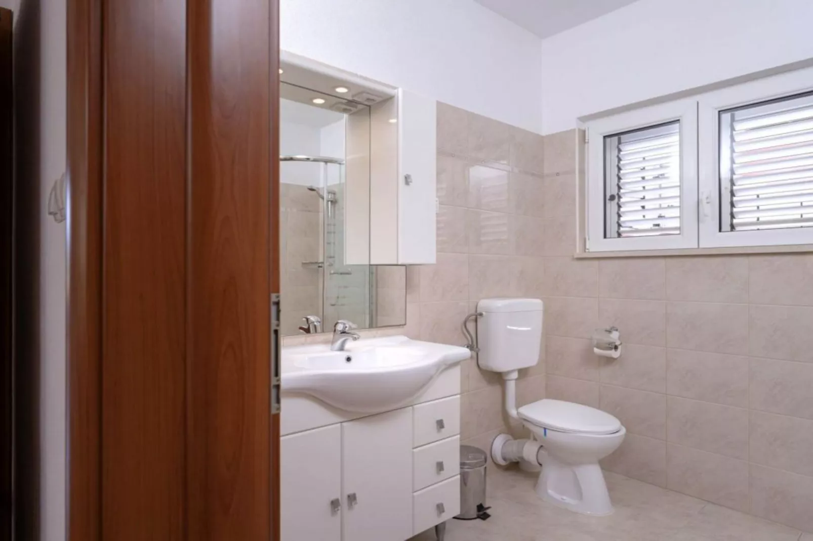 One Bedroom Apartment with Balcony and Sea View 2-Badkamer