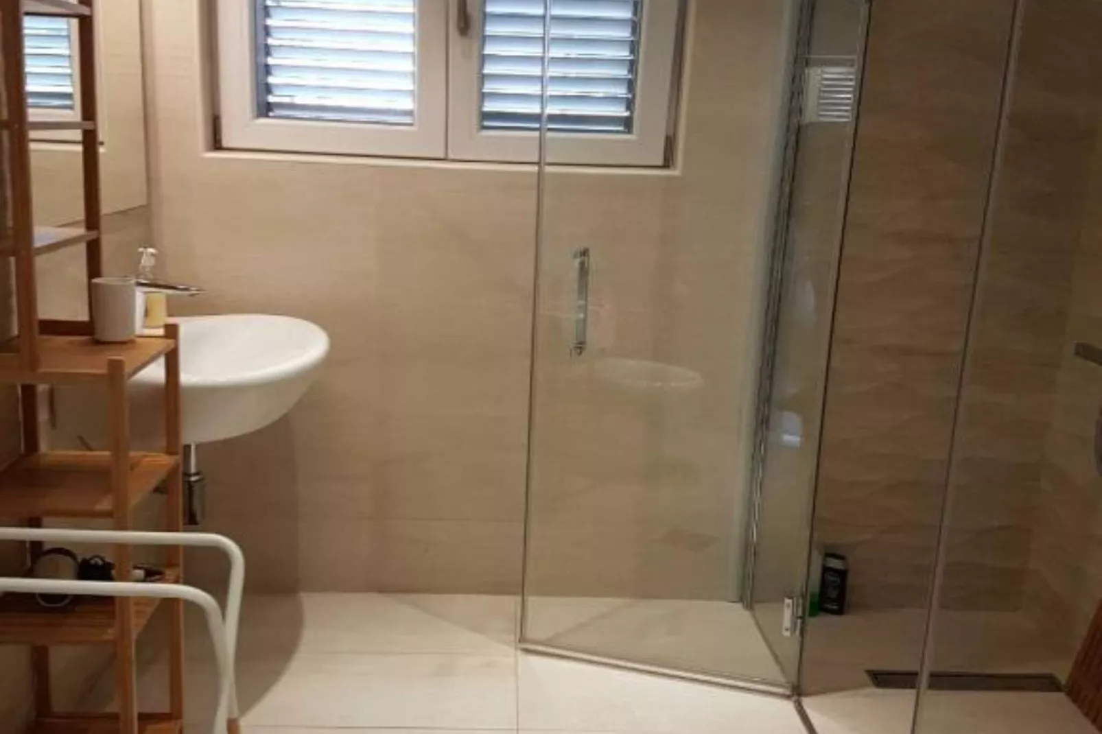 Relaxing Tivat Stay with Balcony & Free Parking - Two Bedroom Apartment-Badkamer