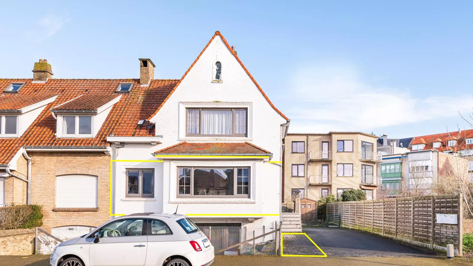 Les Trois Moineaux-Buitenkant zomer