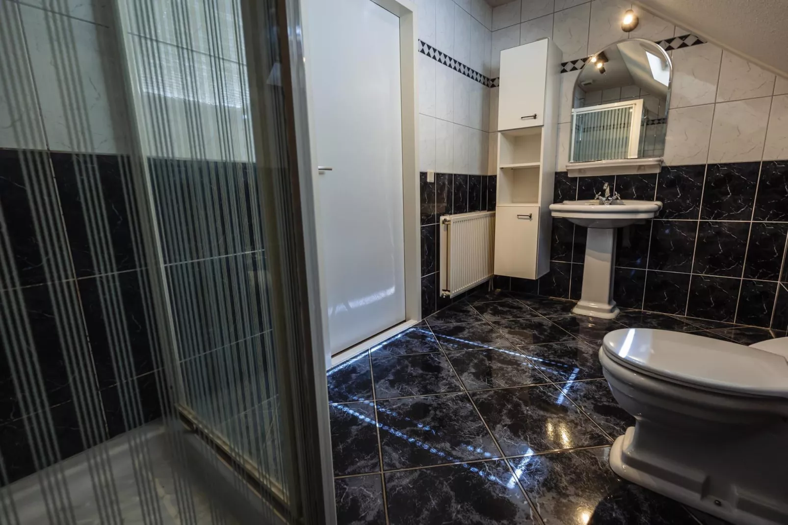 12 - Persons Family Bungalow-Badkamer