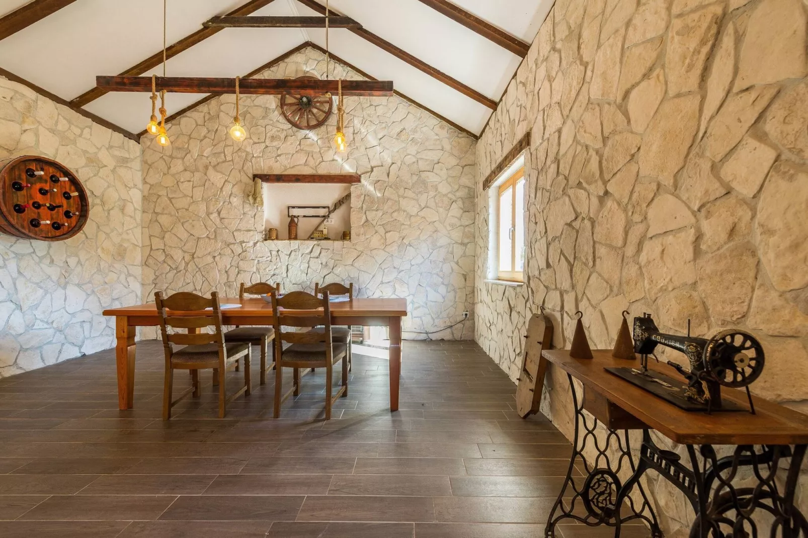 Holiday home Barba-Eetkamer