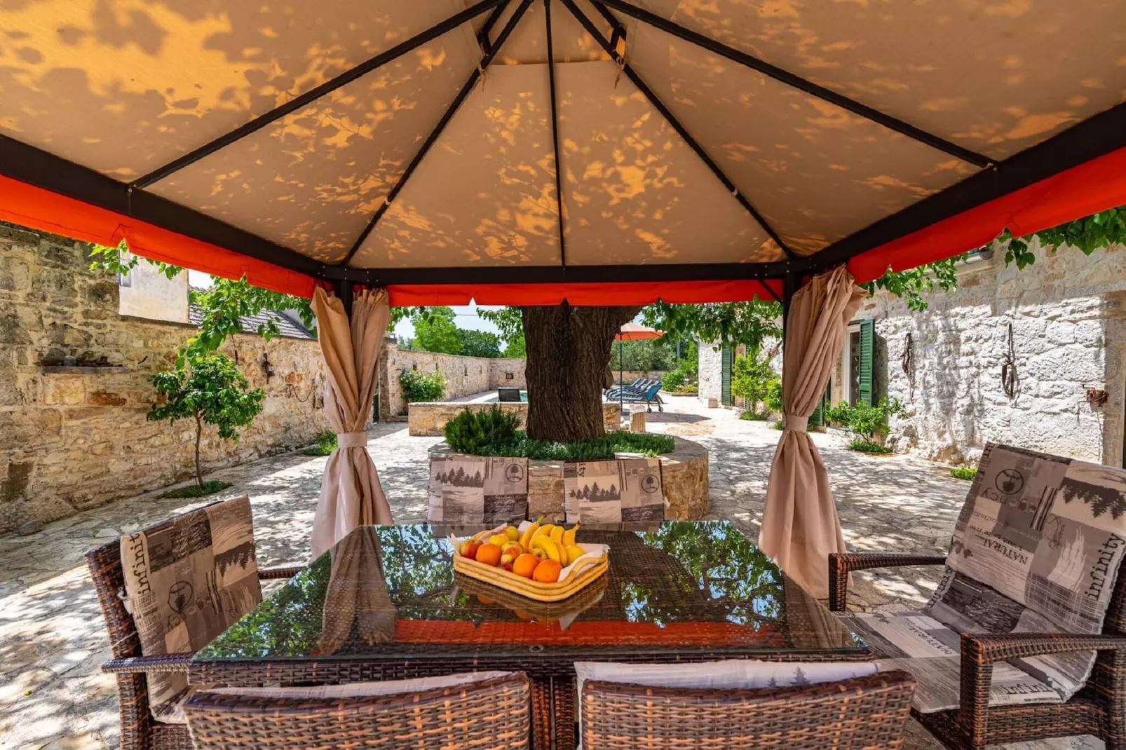 Authentic Villa Zvonko-Eetkamer