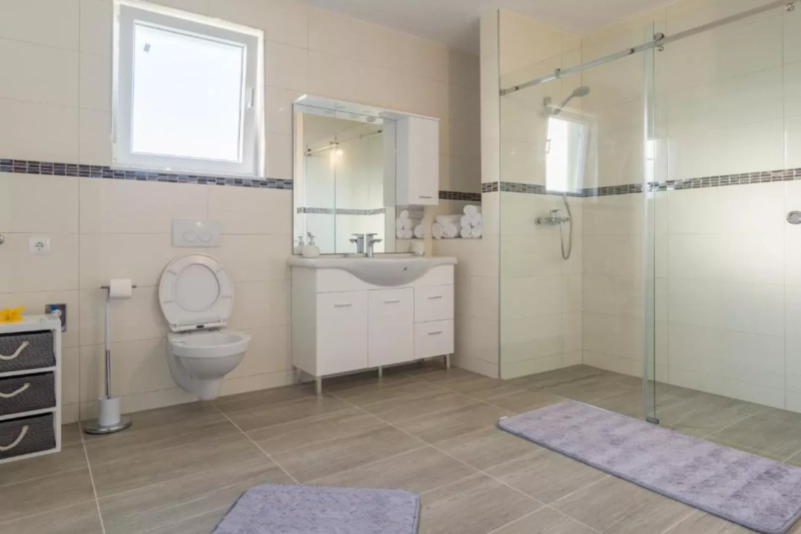 Holiday House BALEN with Swimming Pool - Six Bedroom Holiday House With Pool-Badkamer