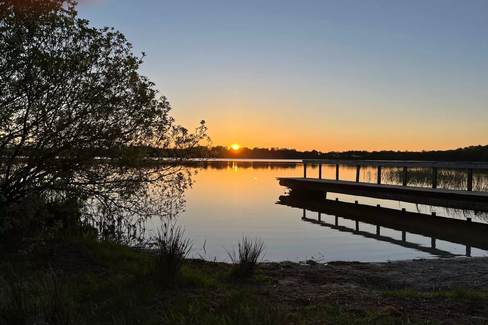 Afgelegen oase bij Kvie-meer-By Traum-Waterzicht