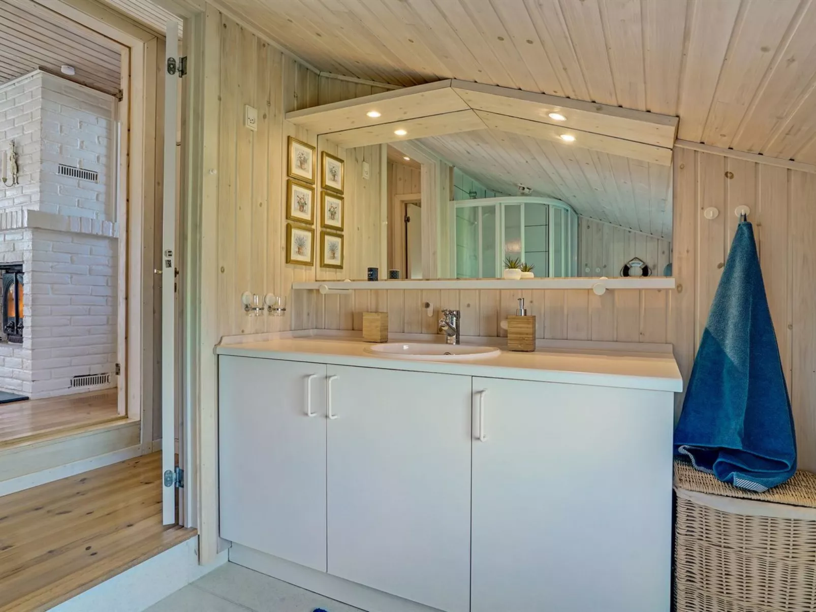 "Rutha" - 45m from the sea-Binnen