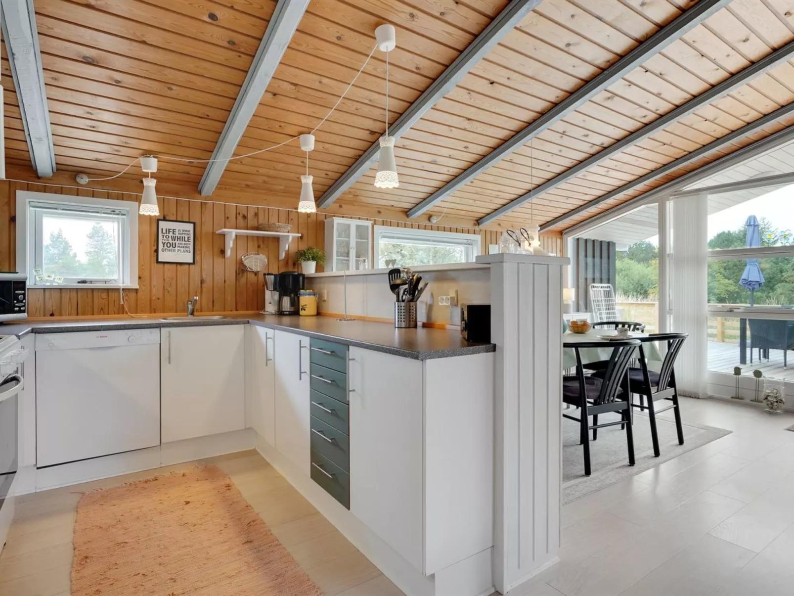 "Elgin" - 1.8km from the sea-Binnen