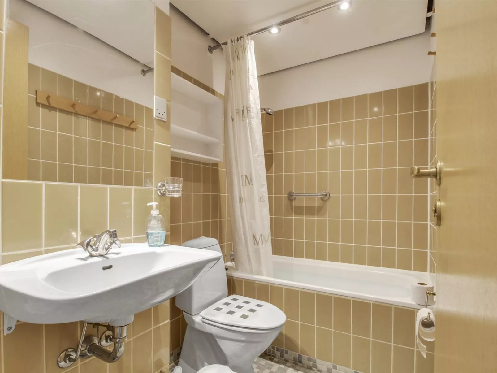 "Rubi" - 50m from the sea-Binnen