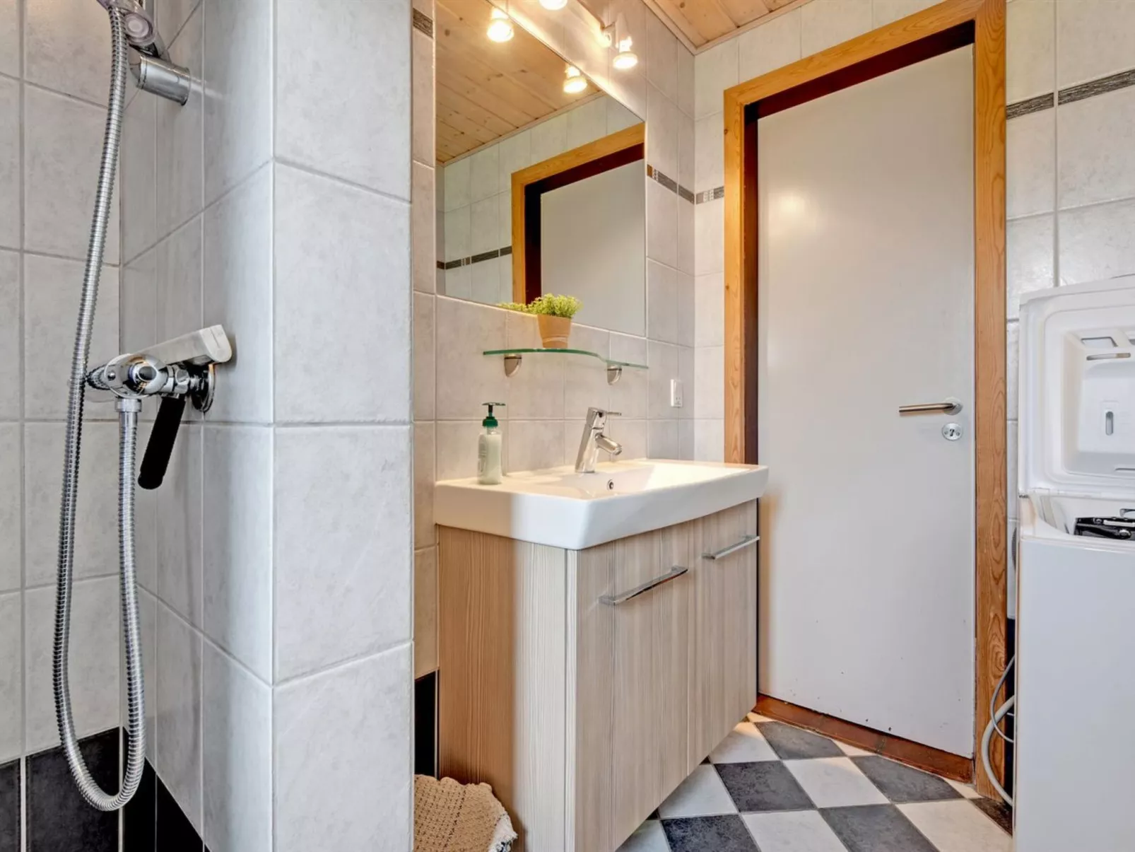 "Trugot" - 450m to the fjord-Binnen