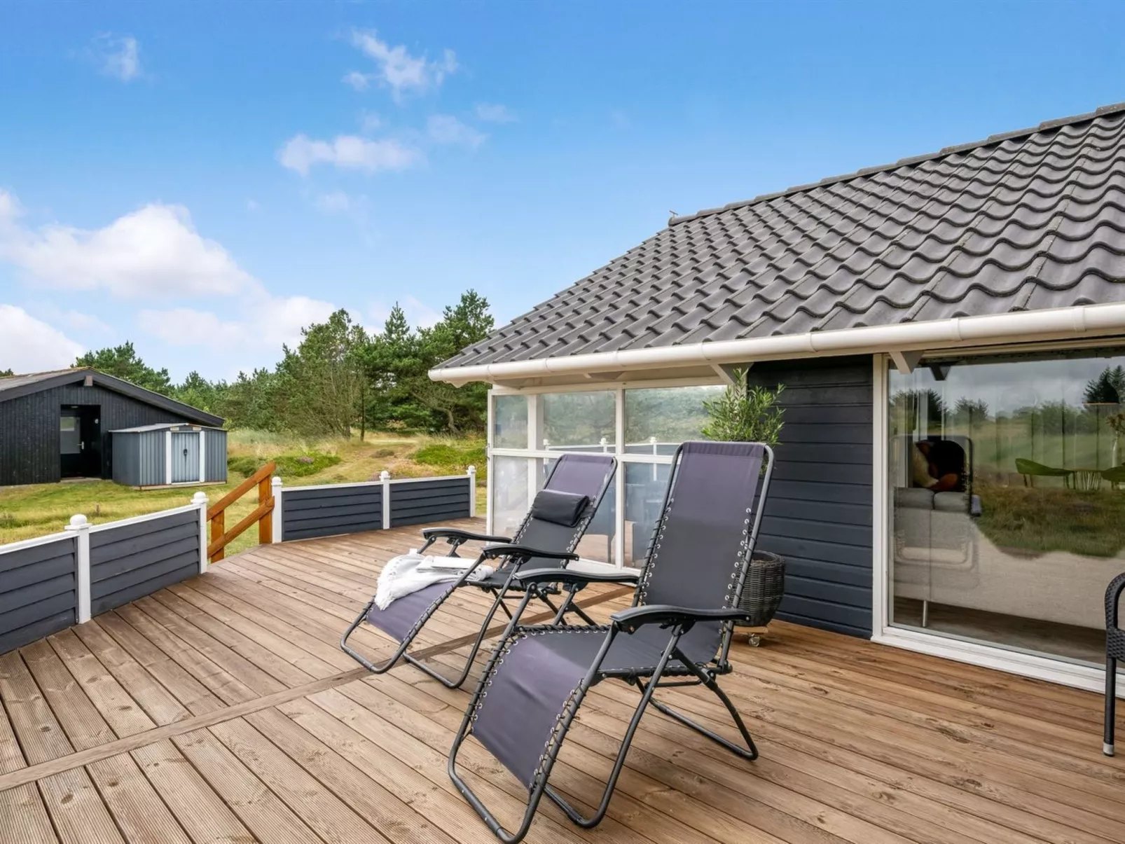 "Cyrill" - 250m to the fjord-Buiten