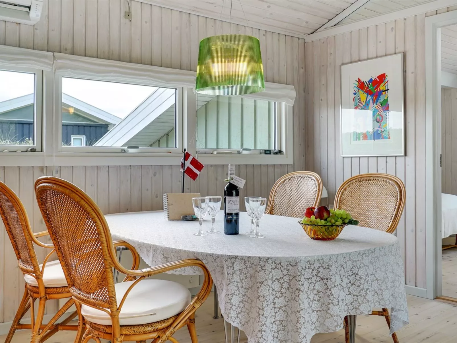 "Erwith" - 50m from the sea-Binnen