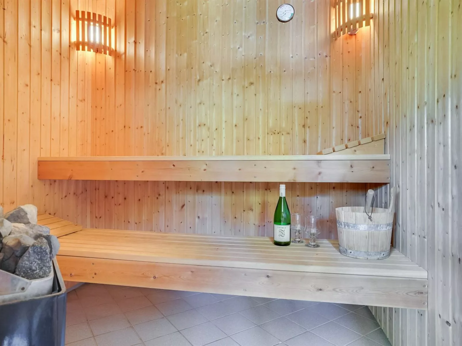 "Reidar" - 1km from the sea-Binnen