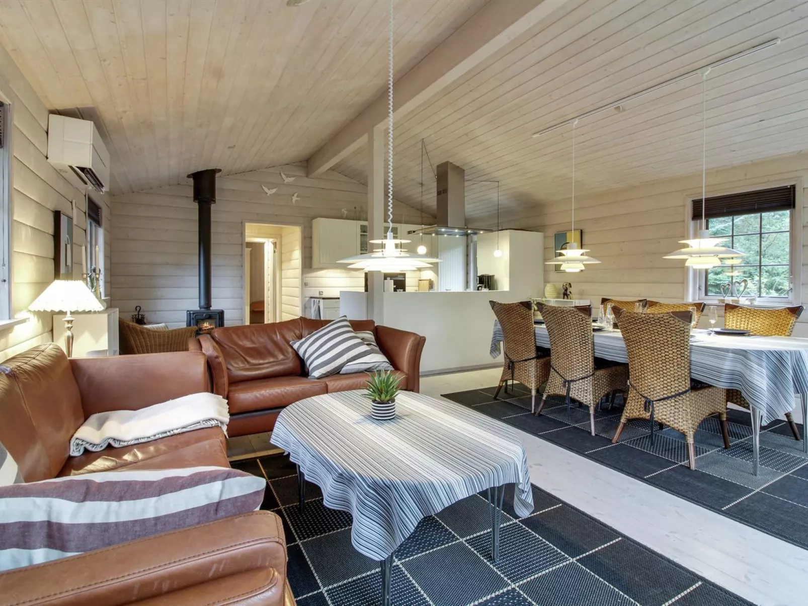 "Jo" - 1.2km from the sea-Binnen