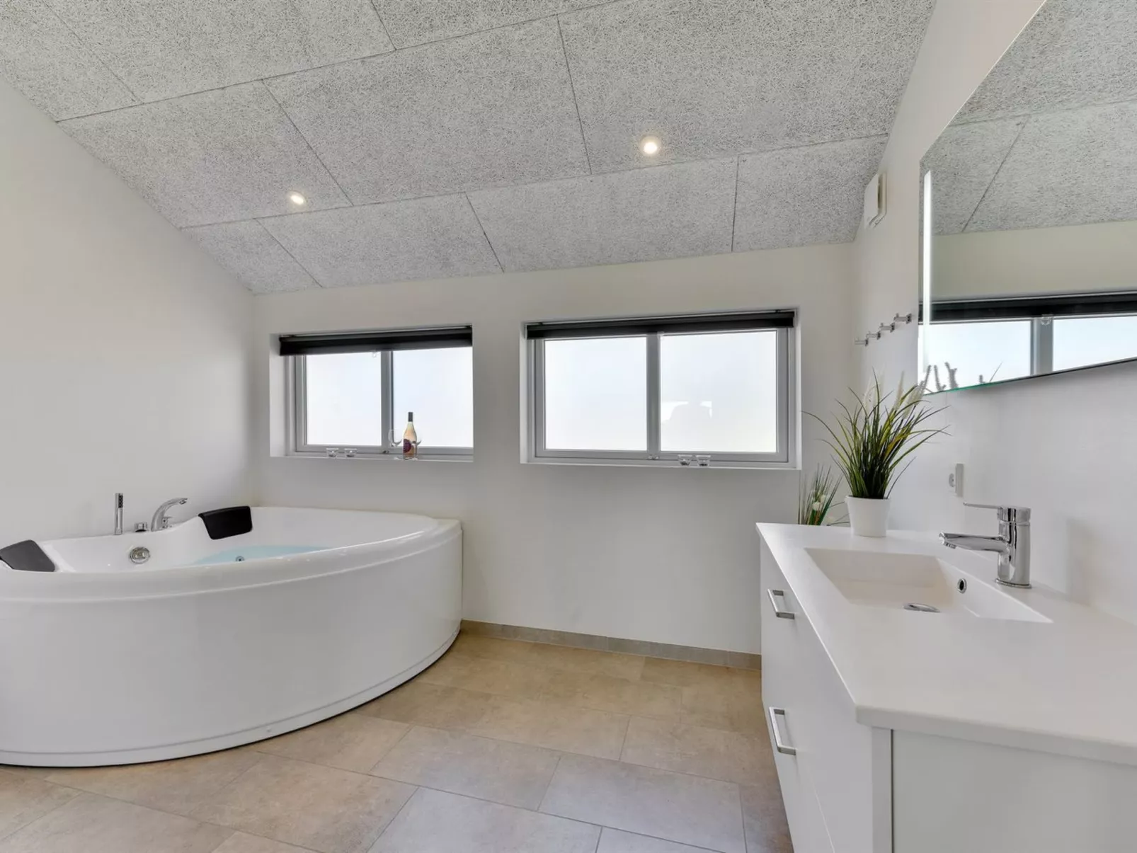 "Karen" - 900m from the sea-Binnen