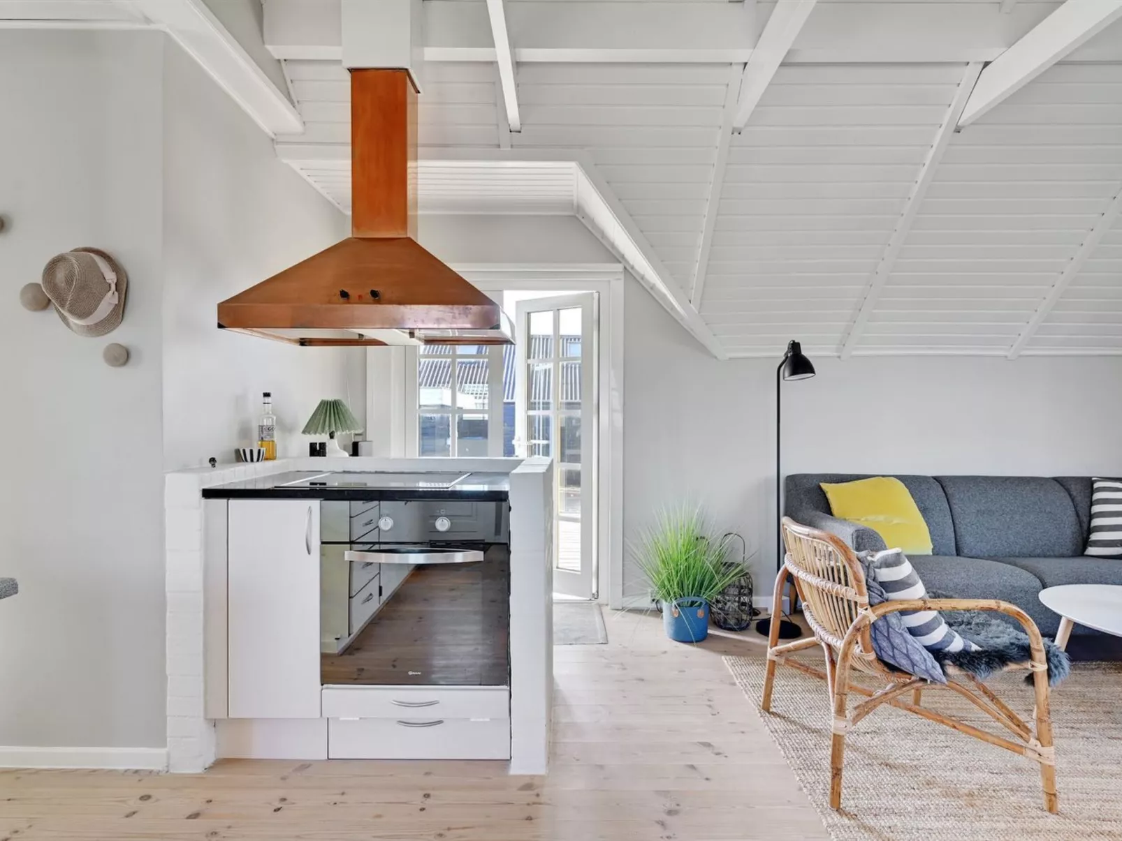 "Ulv" - 25m from the sea-Binnen