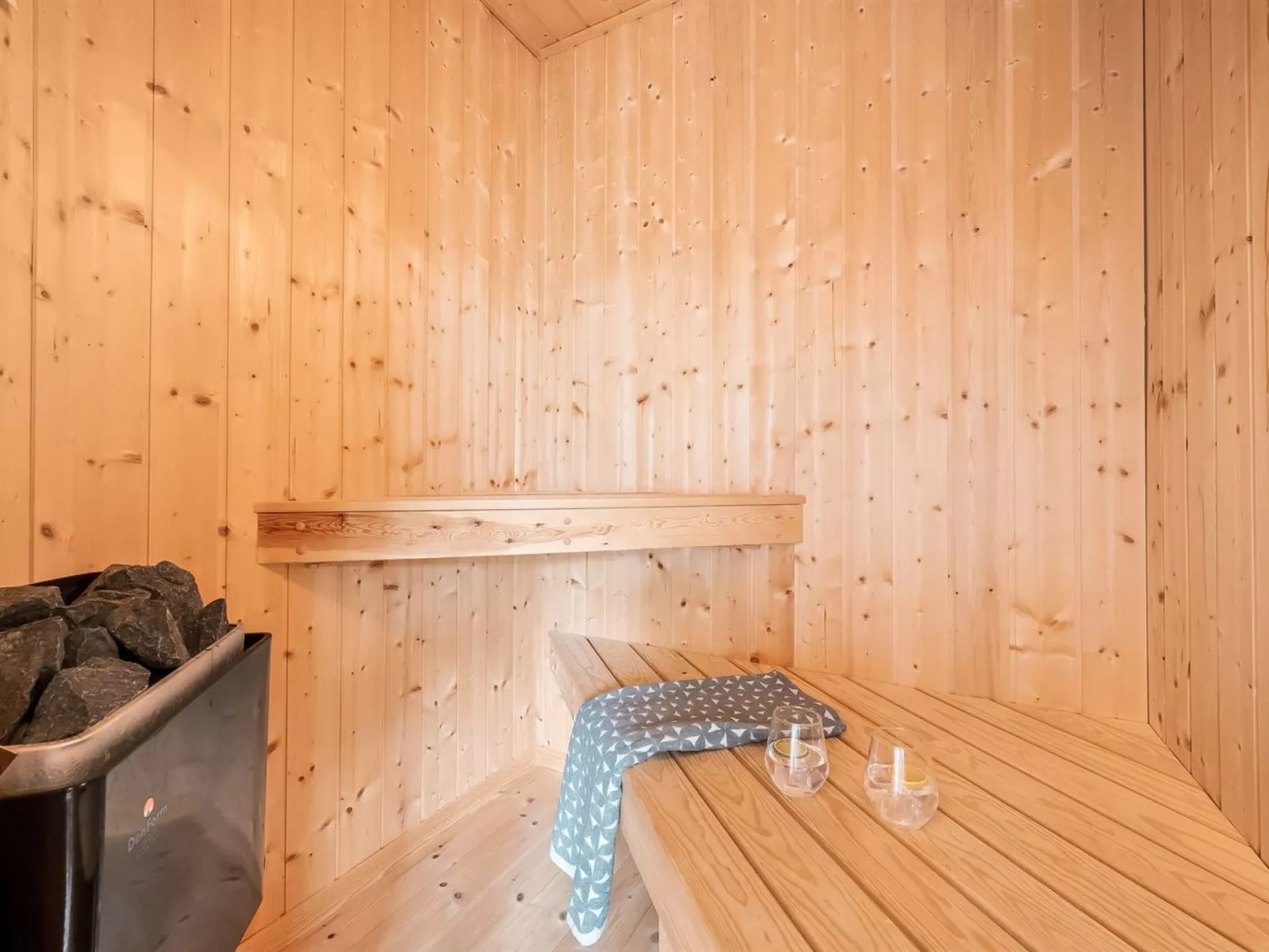 "Leona" - 250m to the fjord-Binnen