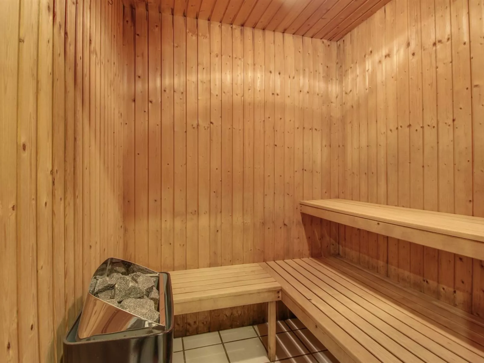 "Jensen" - 700m to the fjord-Binnen