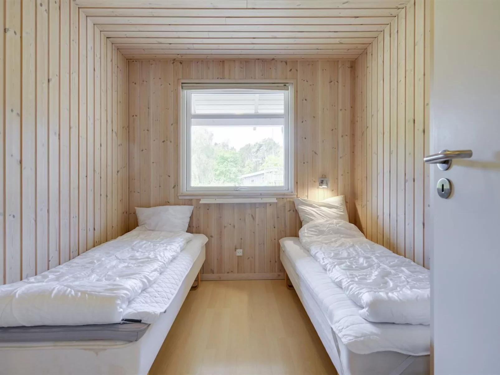 "Lottje" - 300m from the sea-Binnen