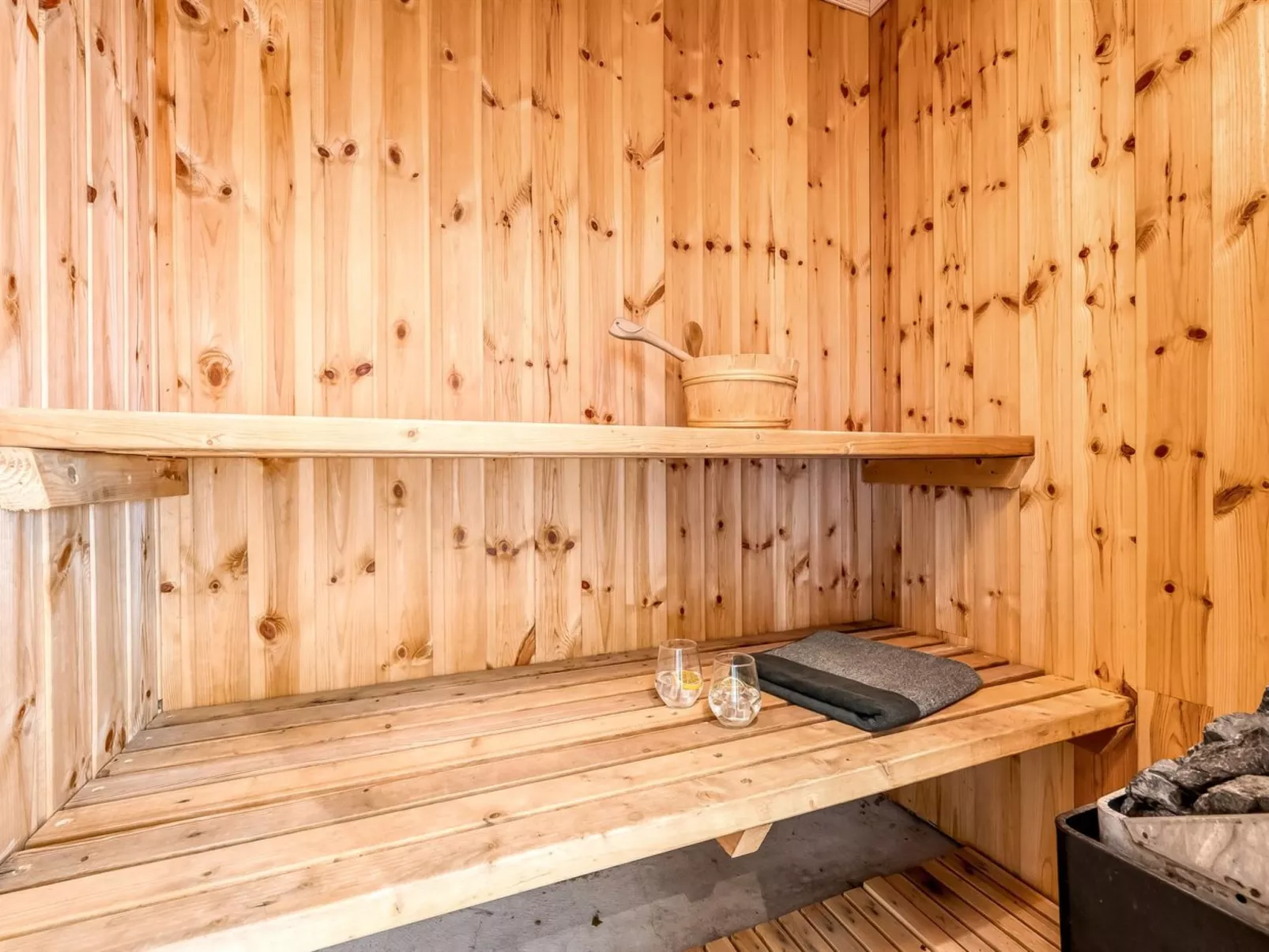 "Adelia" - 850m to the fjord-Binnen