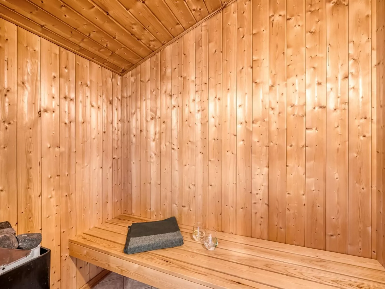 "Robertha" - 800m to the fjord-Binnen