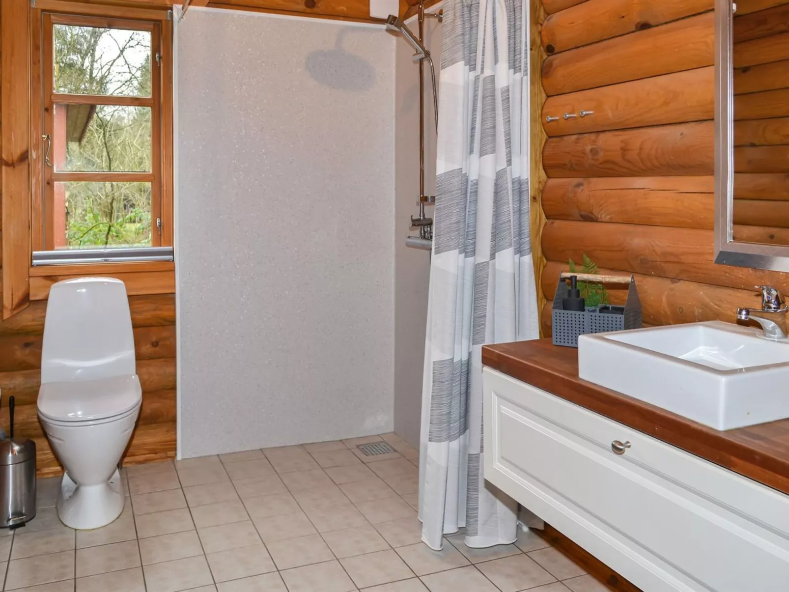 "Frederica" - 30km from the sea-Binnen