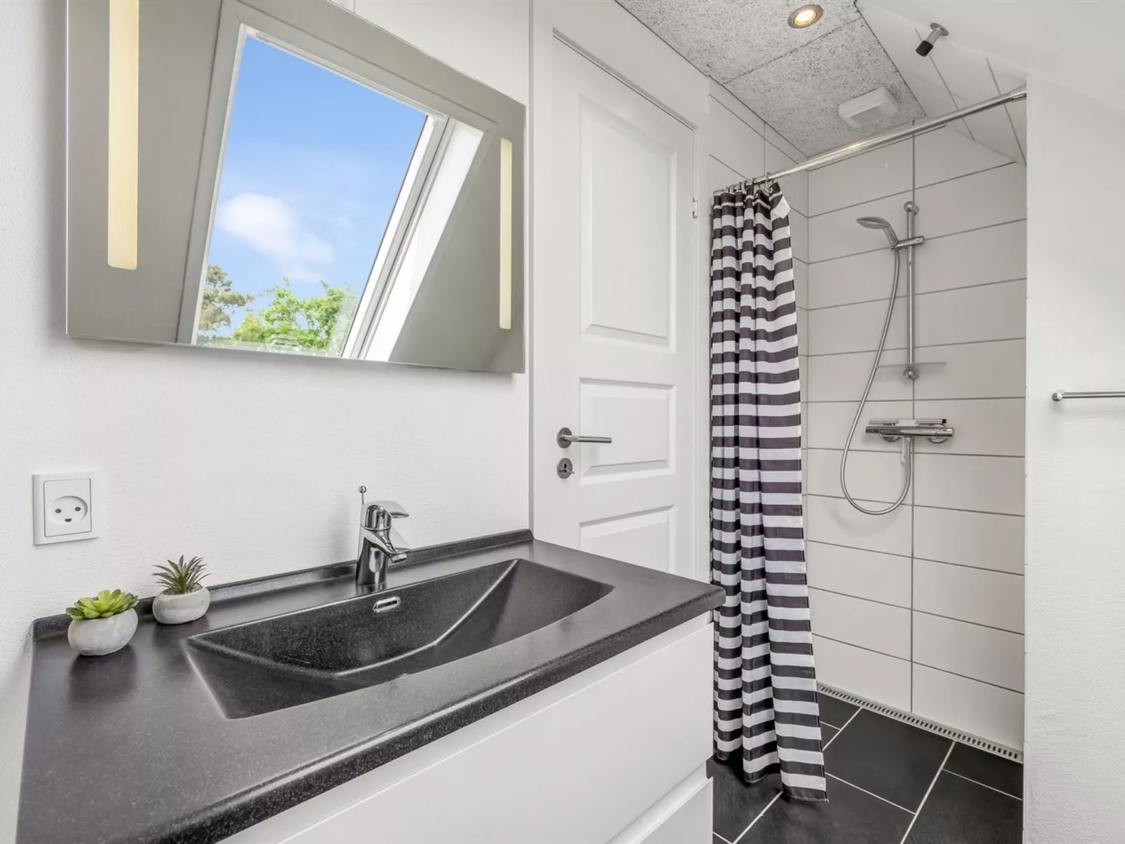 "Lavrans" - 2.5km from the sea-Binnen