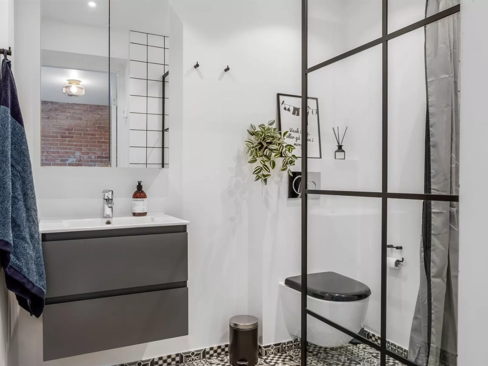 "Yorick" - 300m from the sea-Binnen