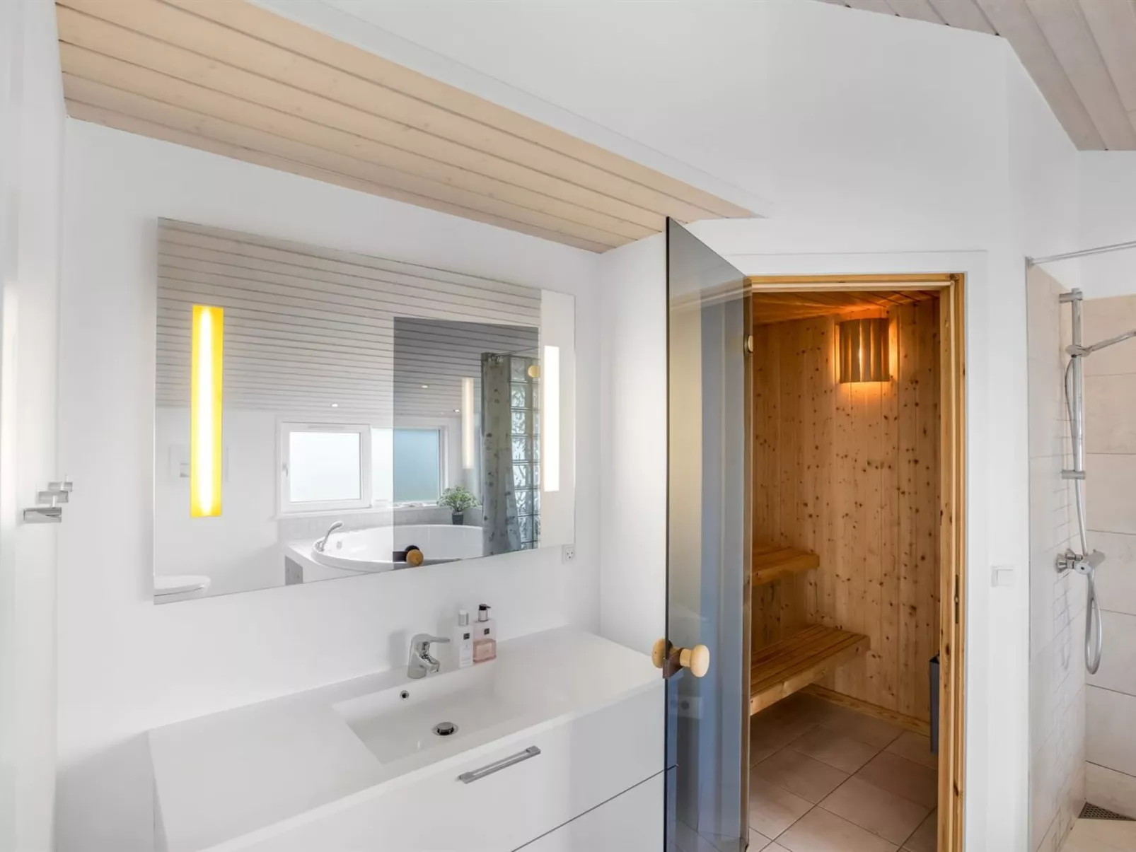 "Lennart" - 300m from the sea-Binnen