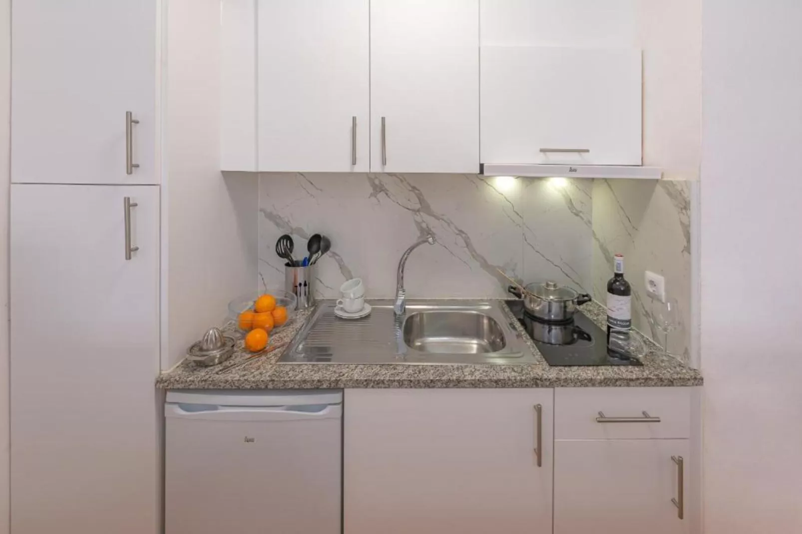 APARTAMENTOS COMTE D'EMPURIES B24-Keuken