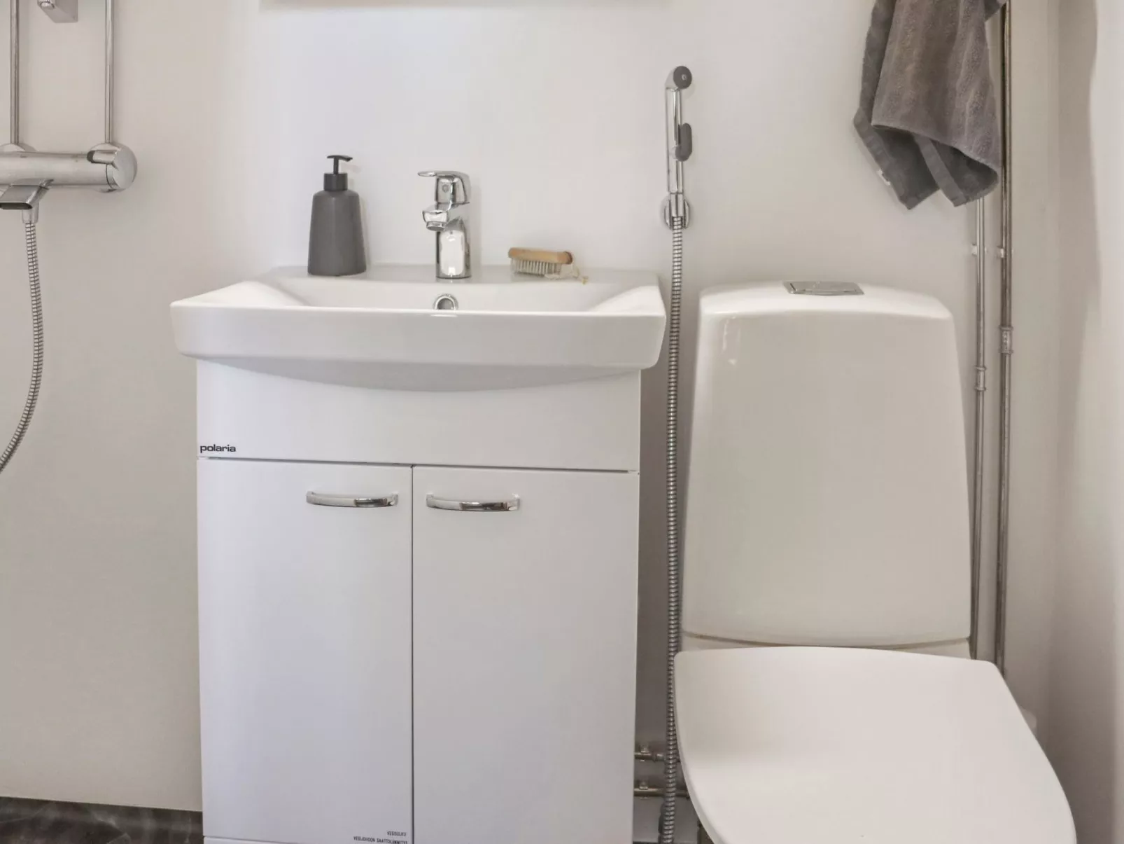 Laattajan hirsipirtti-Binnen