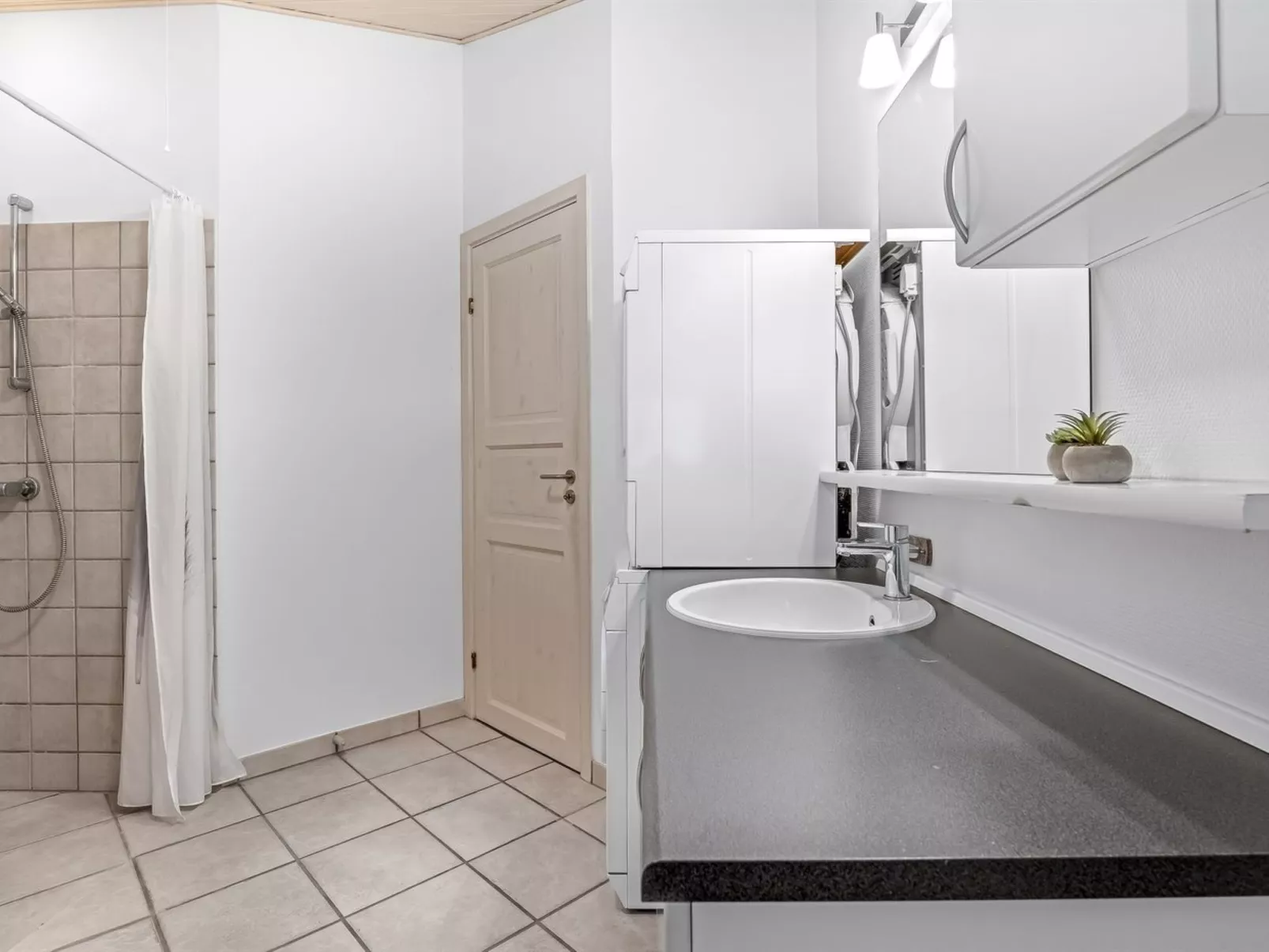 "Batsha" - 1.7km from the sea-Binnen