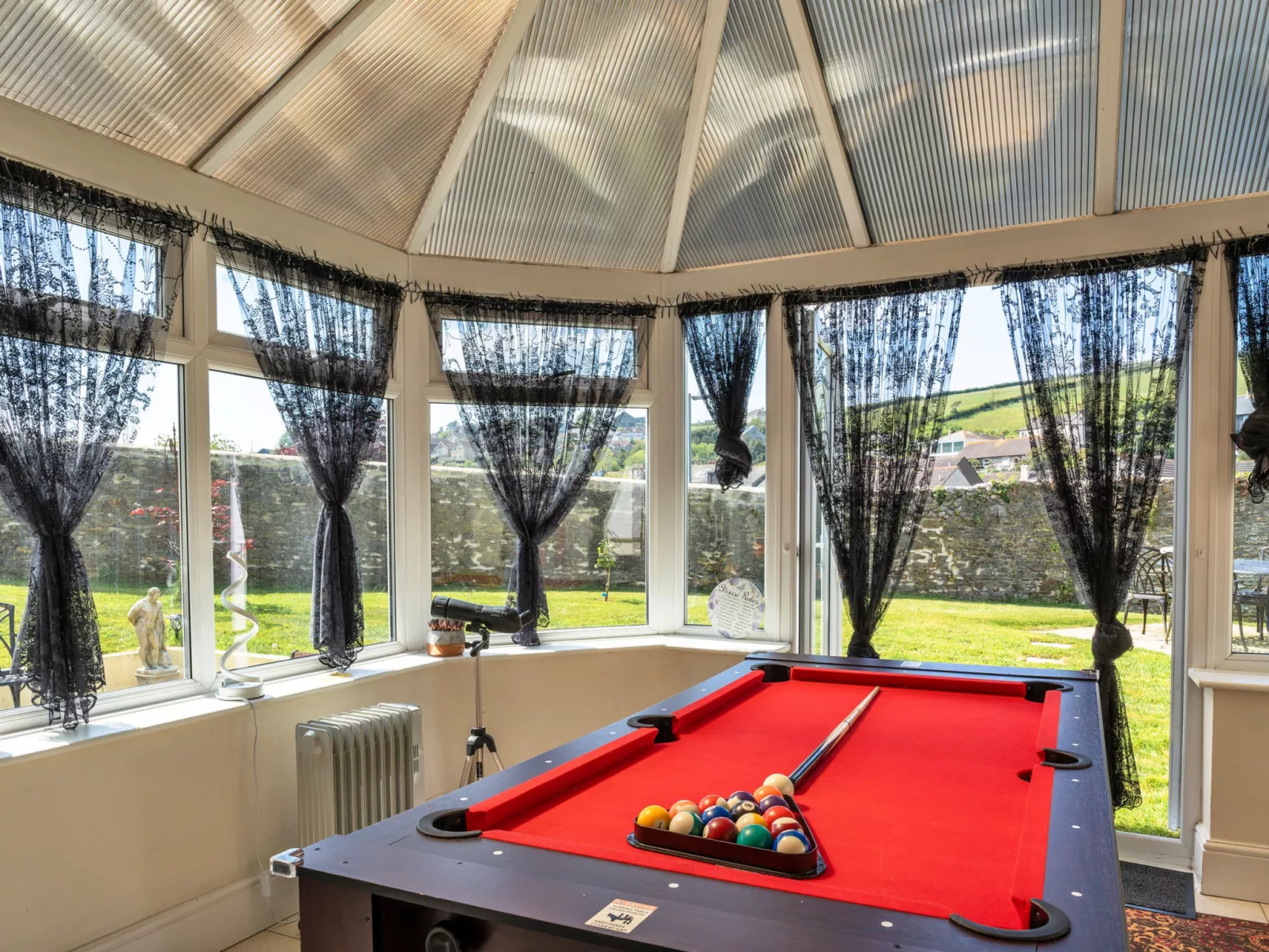 Nicely Tucked Away Cottage-Binnen