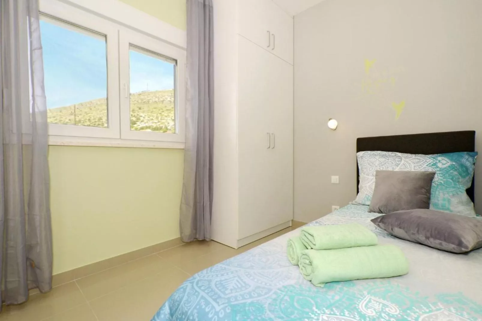 Apartment Sunshine Trogir - Three Bedroom Apartment with Balcony-Slaapkamer