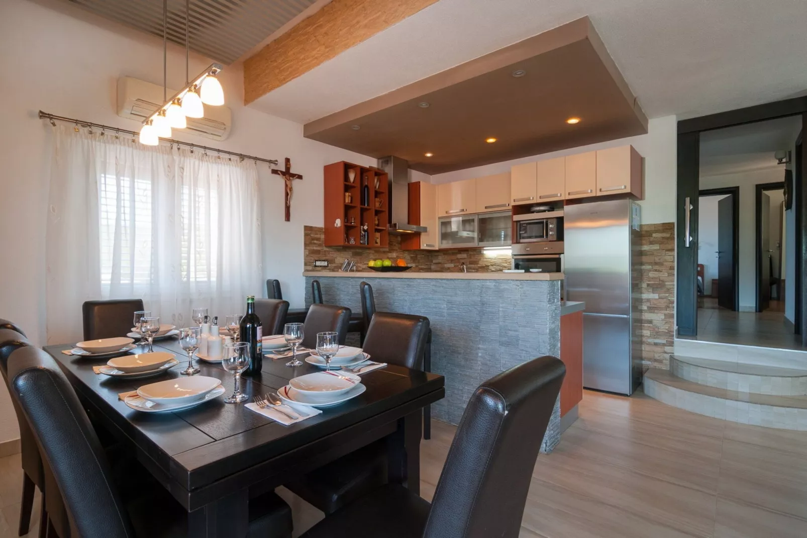 Five-Bedroom Home-Binnen