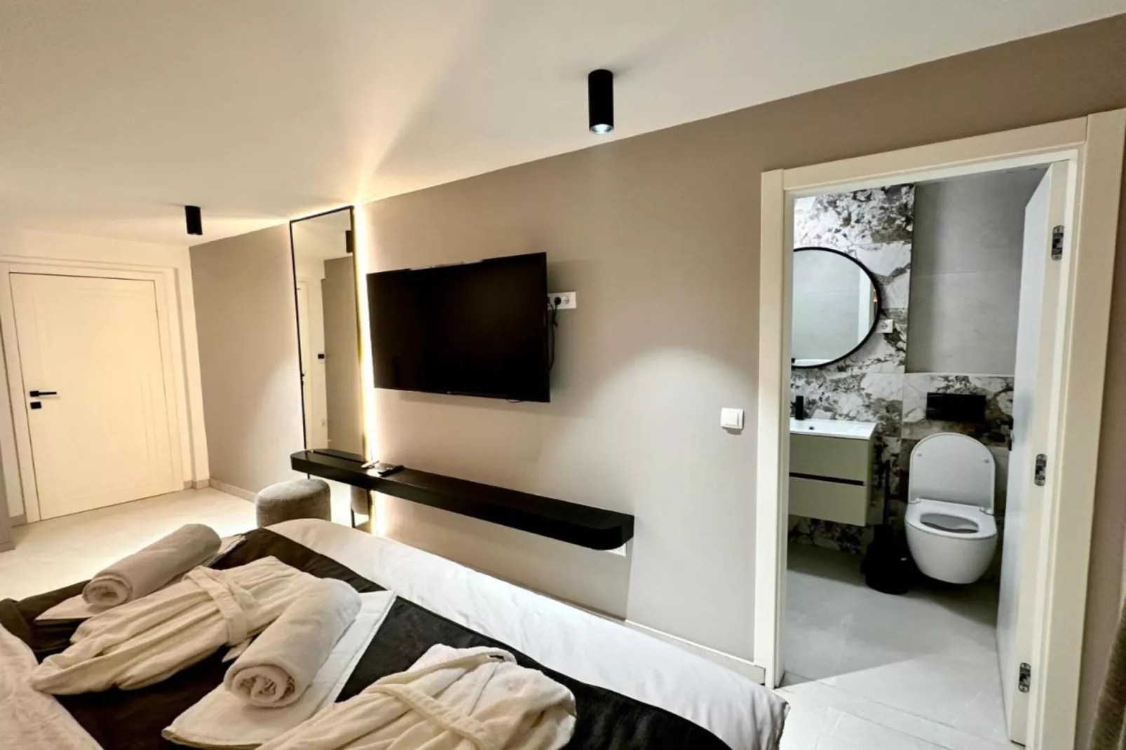 Leonarda Waterfront Residences-Two-Bedroom Apartment with private pool (The Bayfront One) -S5-Slaapkamer