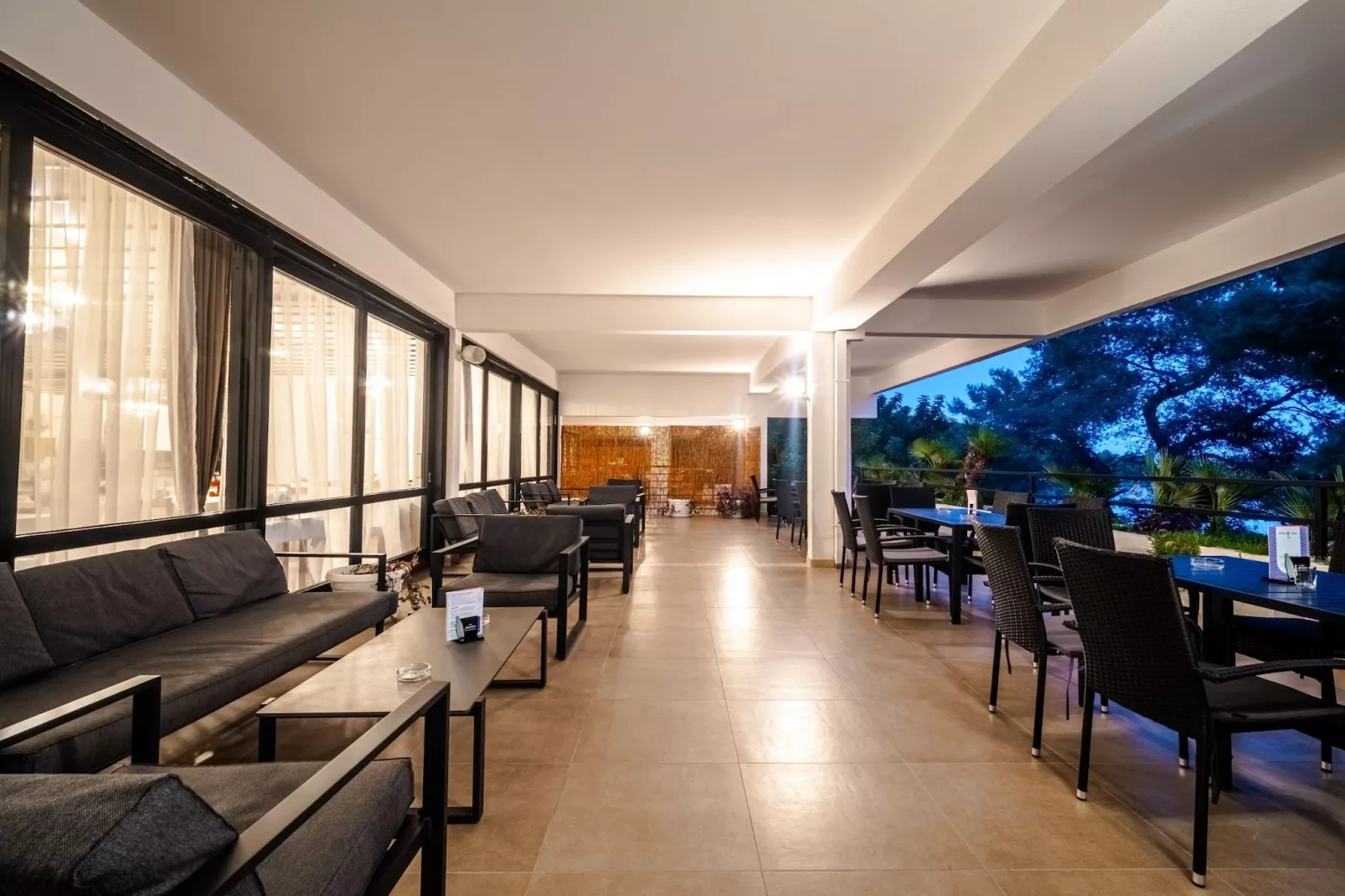 Hotel Issa - Quadruple Room Sea View-Binnen