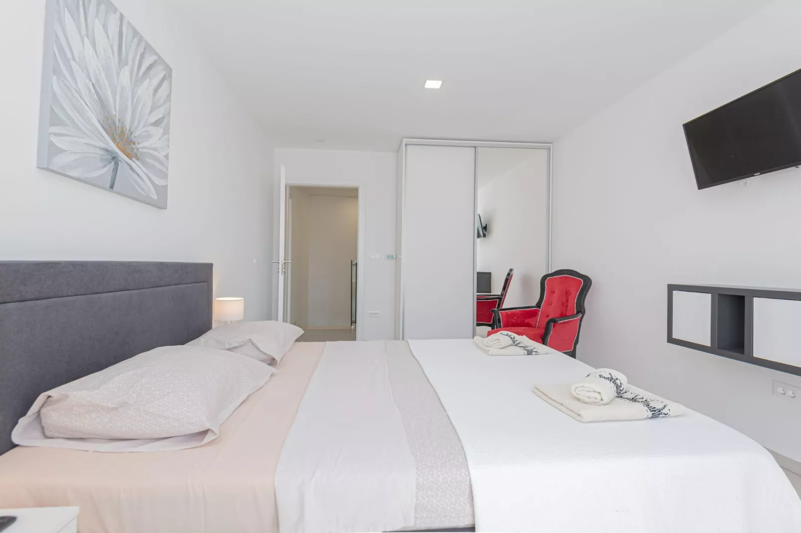 Four-Bedroom Villa With Pool-Slaapkamer