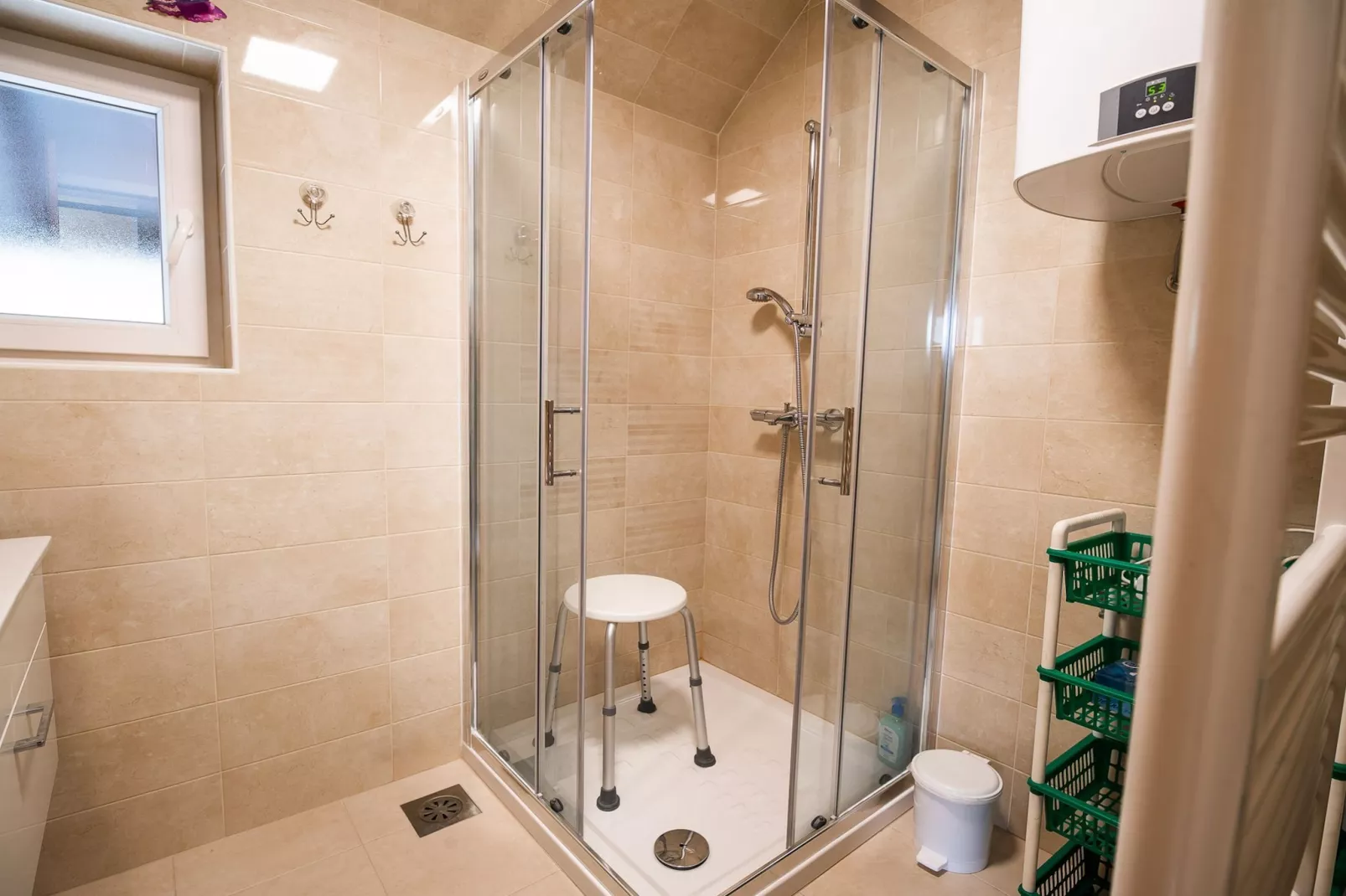 Quiet and Sunny Apartment with Balcony - Two Bedroom Apartment with Balcony-Badkamer