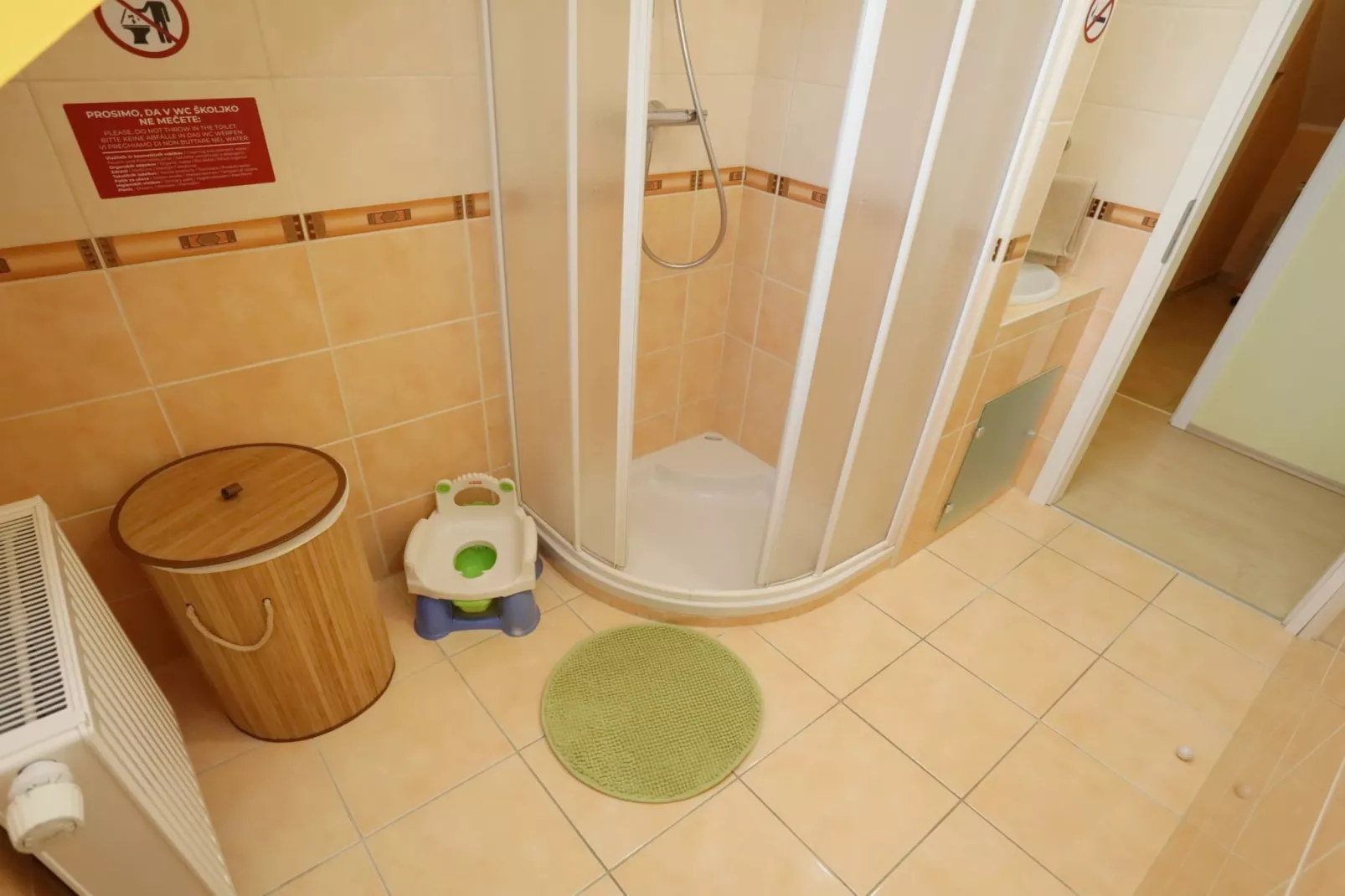 Elegant and Stylish Retreat Apartments with Terrace - Three Bedroom Apartment with Terrace-Badkamer