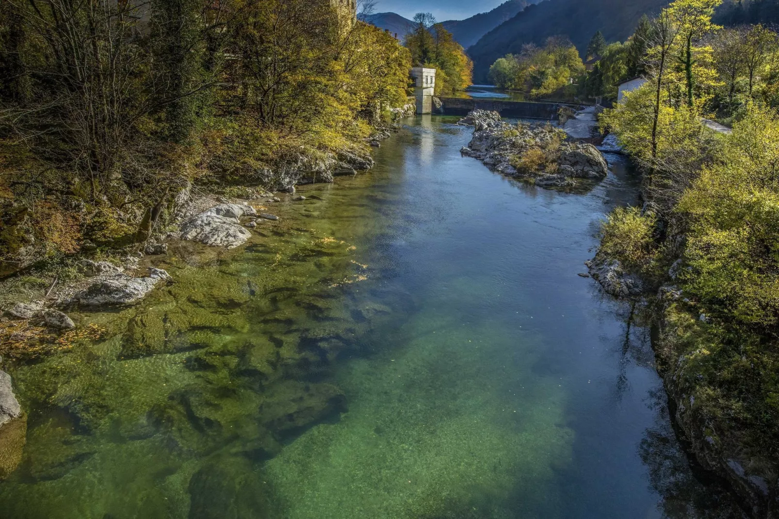 Riverside Rustic Ridge Apartments with Balcony - Two Bedroom Apartment with Balcony