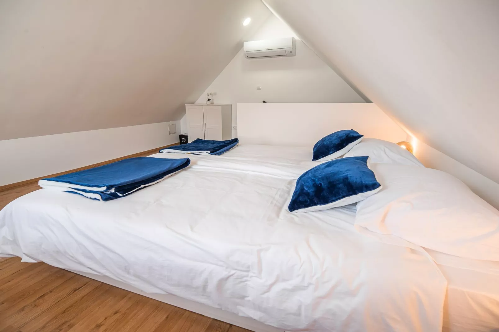 Mountain View Haven Apartments - One Bedroom Apartment  with Balcony-Slaapkamer