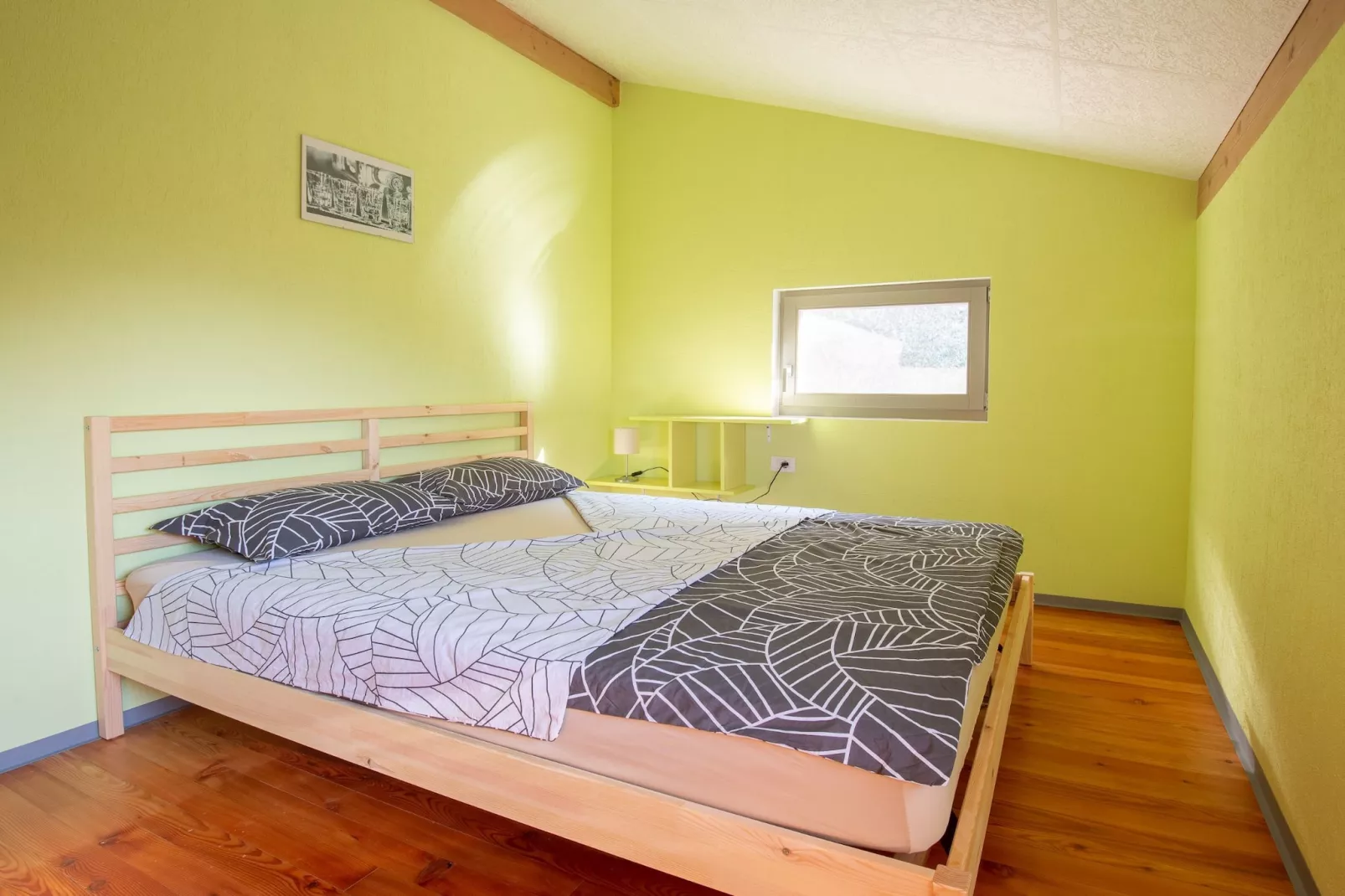 Family-Friendly Serene Retreat Holiday Home - Four Bedroom Holiday Home  with Terrace-Slaapkamer