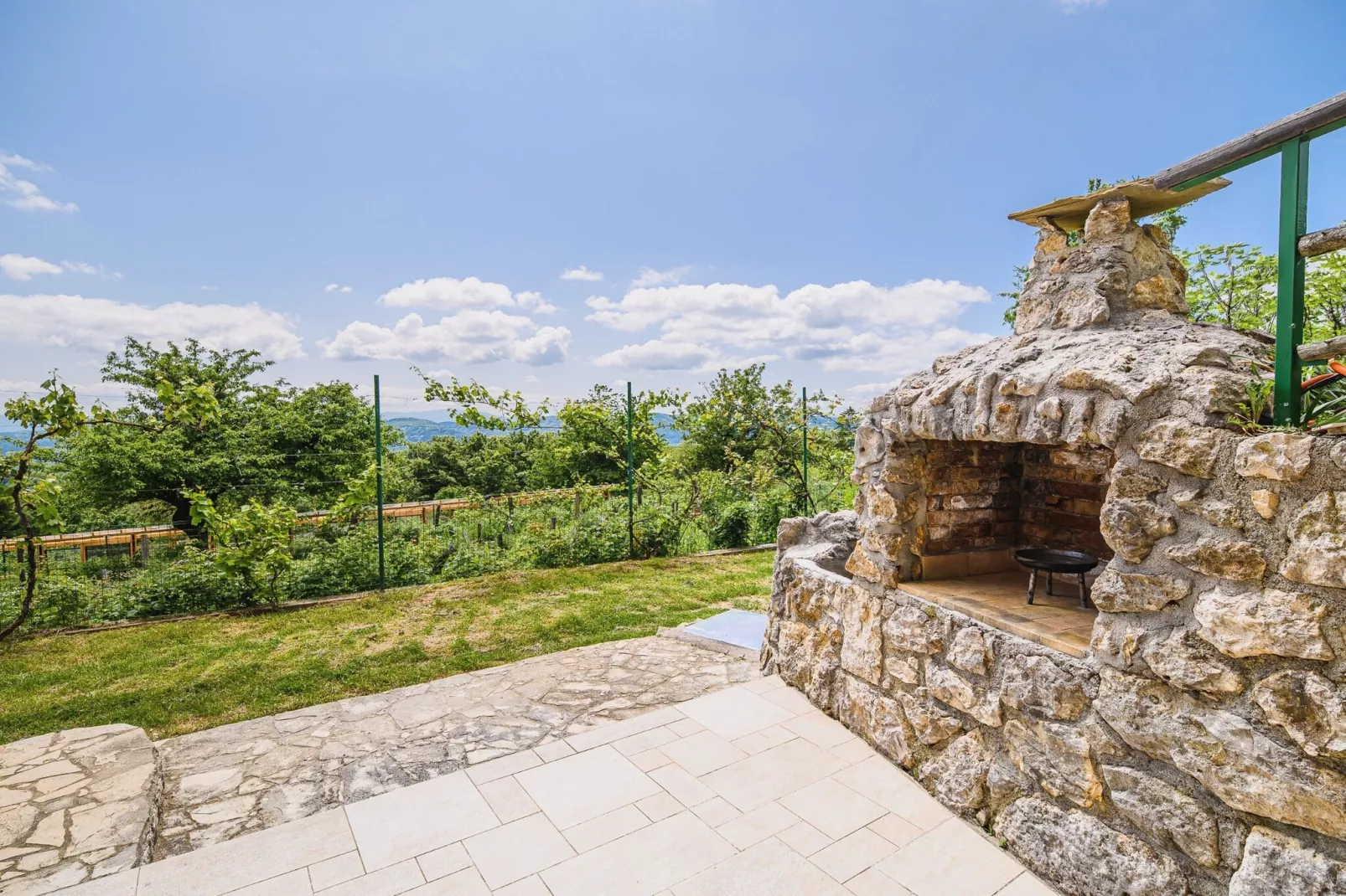 Hidden Authentic Haven Apartments - One Bedroom Apartment with Terrace-Buitenlucht