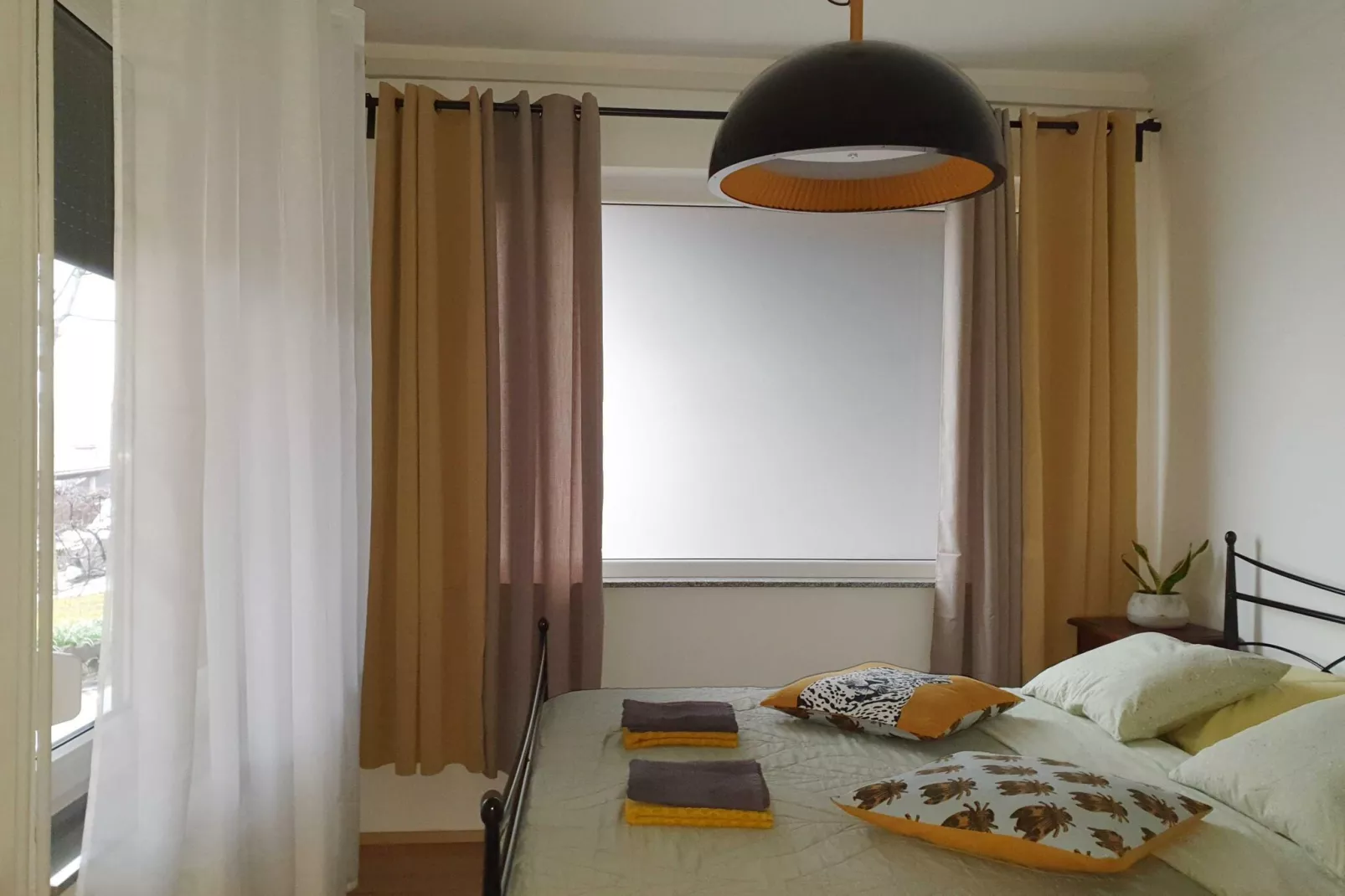 Bright and Sunny Apartment with Terrace - Two Bedroom Apartment with Terrace-Slaapkamer