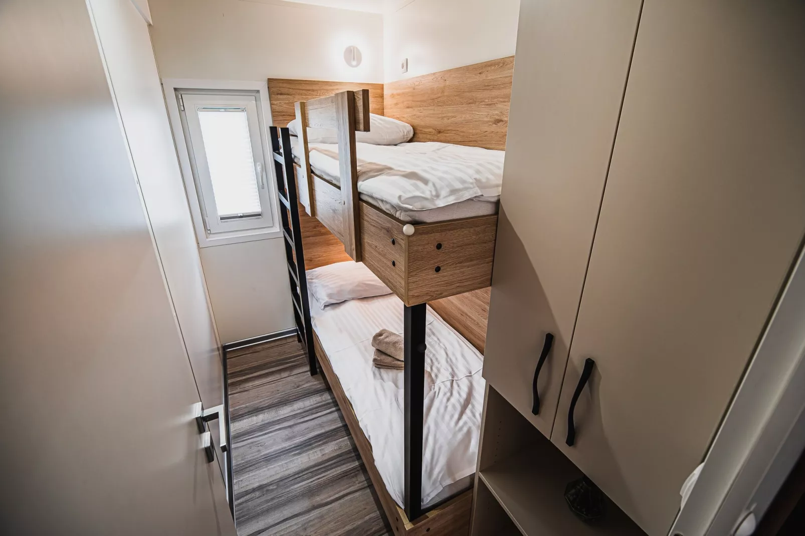 Lake Serenity Premium Mobile Homes with Thermal Riviera Tickets - Three Bedroom Mobile Home 15\/028 - Slaapkamer