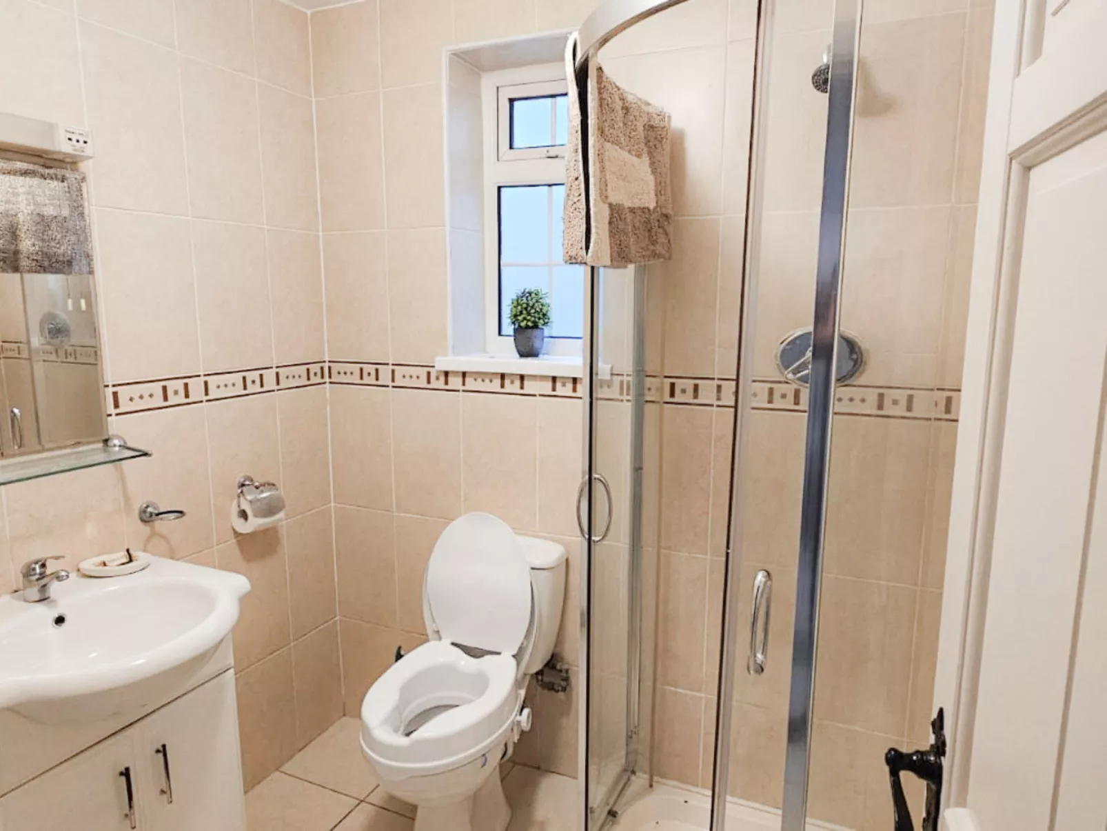 Passage East Holiday Home-Binnen