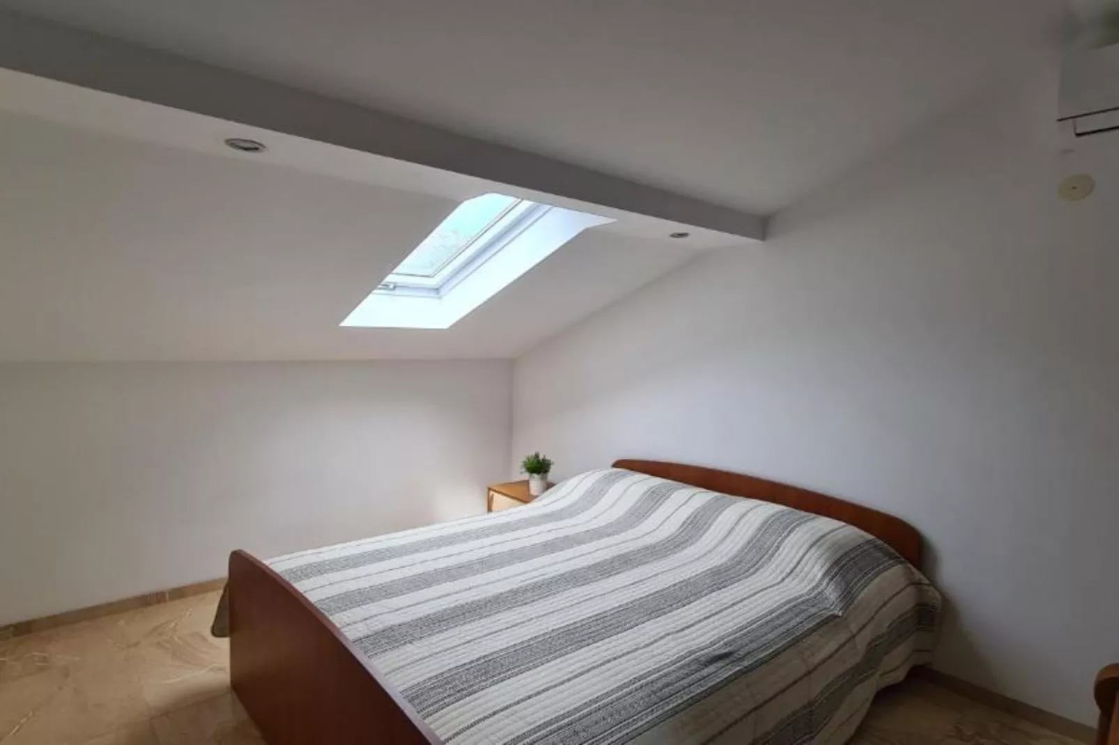 Apartment with One Bathroom-Slaapkamer