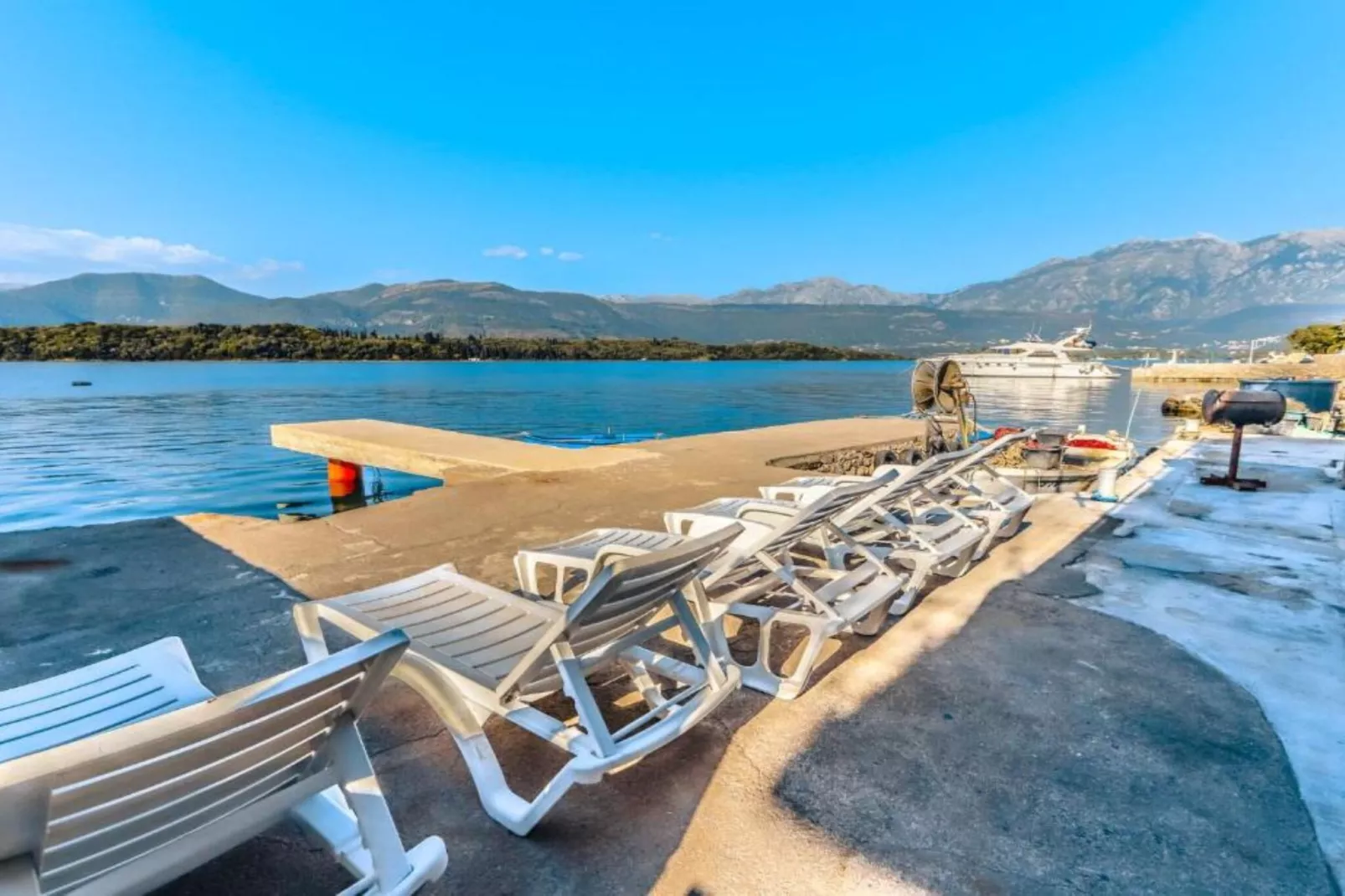 Beachfront Escape – Steps from the Crystal-Clear Sea - One Bedroom Apartment 2-Sfeer